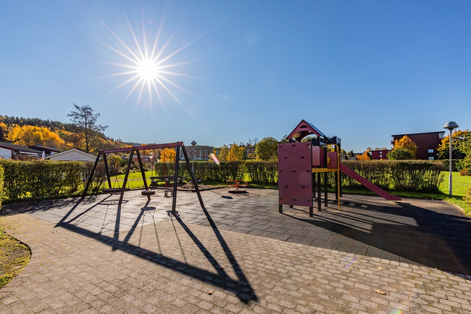 Idylliske omgivelser med hyggelige uteområder mellom bebyggelsen og flere lekeplasser, hvor du trygt kan slippe barna ut for å leke Galleribilde