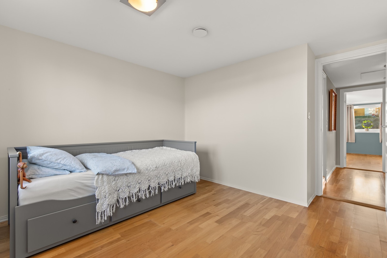 Soverom II vist mot gangen. Fra gangen har du inngang til bad/wc og tilgang til stort loft via luke med nedfellbar stige. Galleribilde