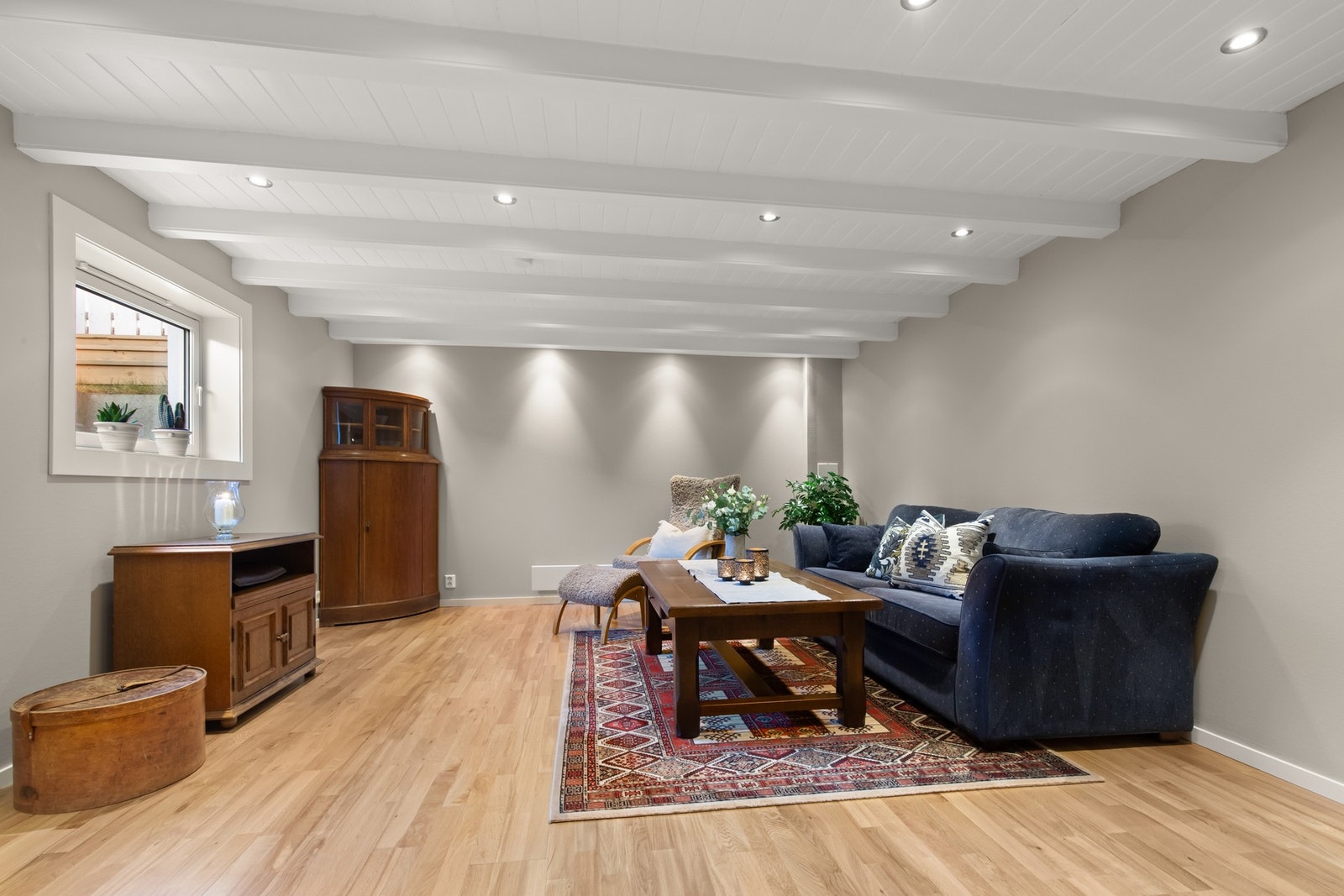 Det ble etablert lysgrav og satt inn vindu i stuen i 2021, som skaper en lys og hyggelig atmosfære. Overflater ble i tillegg malt opp samme år. Galleribilde