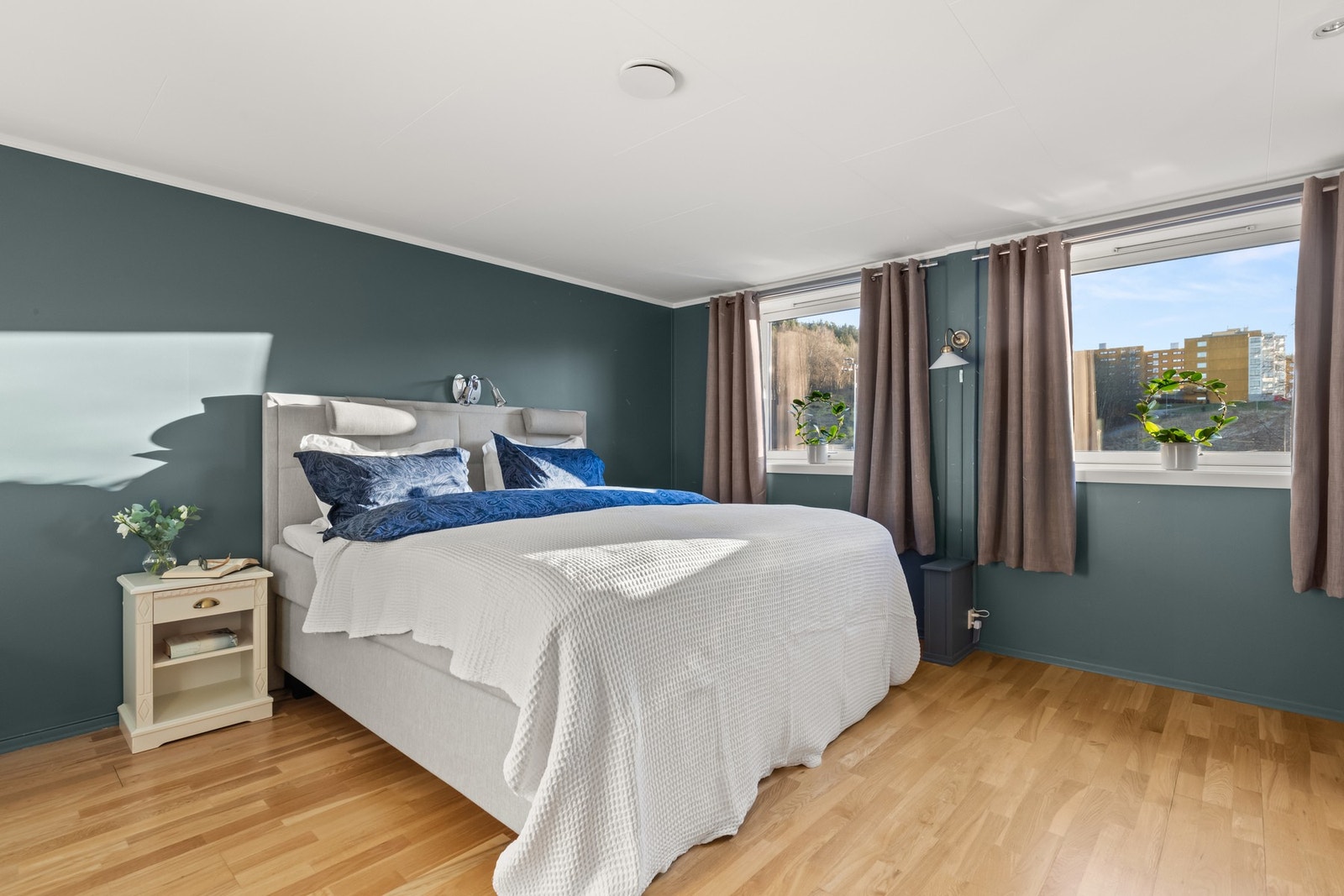 Soverommene ligger praktisk samlet som en skjermet enhet i boligens 2. etasje. Boligen har opprinnelig og er godkjent med tre soverom. Galleribilde