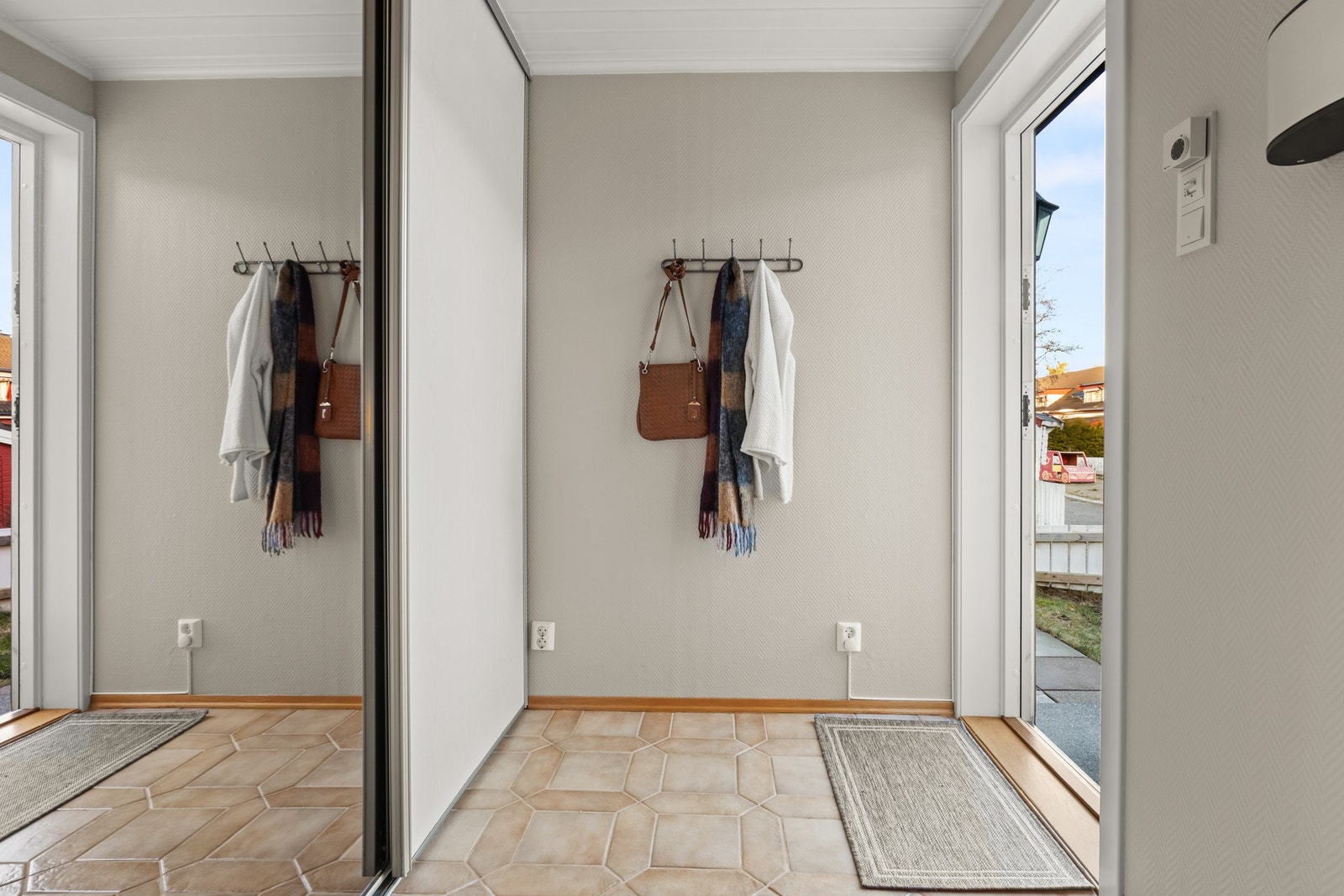 Innvendig møtes du av en romslig entré, som gir en hyggelig velkomst inn i boligen og har god plass til oppbevaring Galleribilde