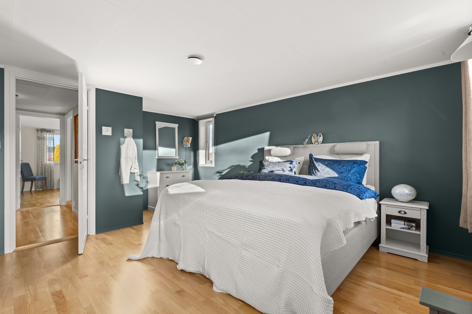 De to minste soverommene er i dag slått sammen til et stort hovedsoverom. Dette kan tilbakeføres om ønskelig. Se vedlagte plantegninger for opprinnelig løsning. Galleribilde