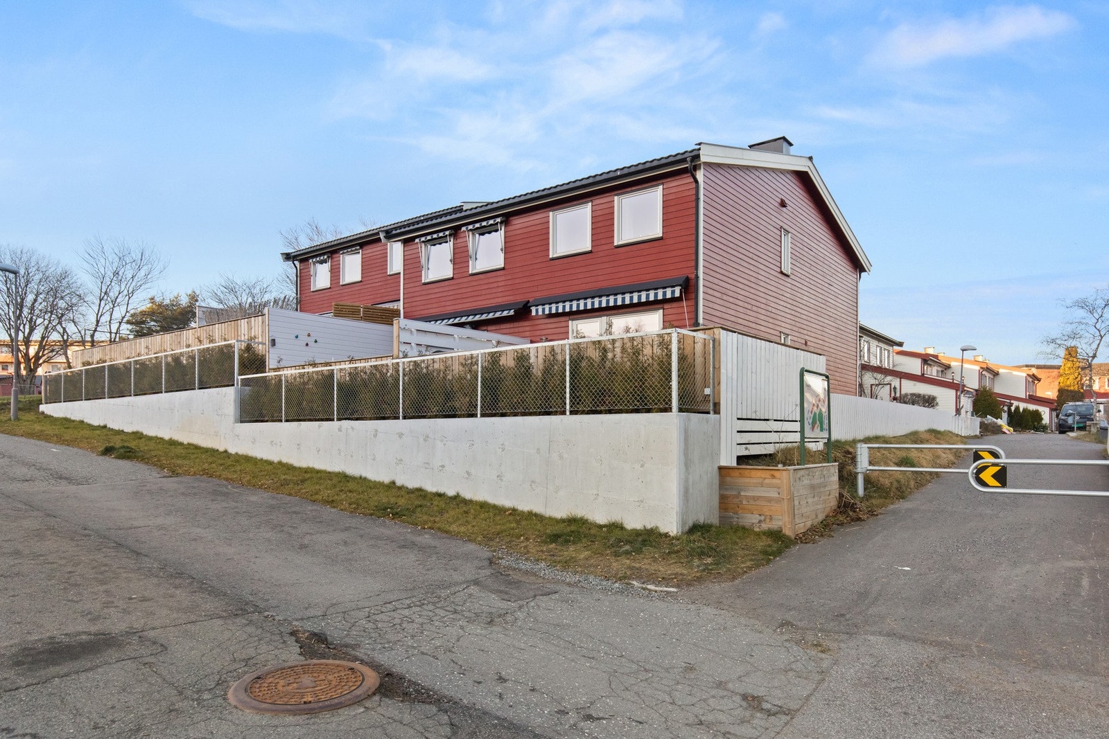 Hagen strekker seg rundt boligen og gir en unik fordel som kun et enderekkehus kan tilby. Ny støttemur og gjerde mot gangvei i Pilestien. Tujahekk fra 2024. Galleribilde