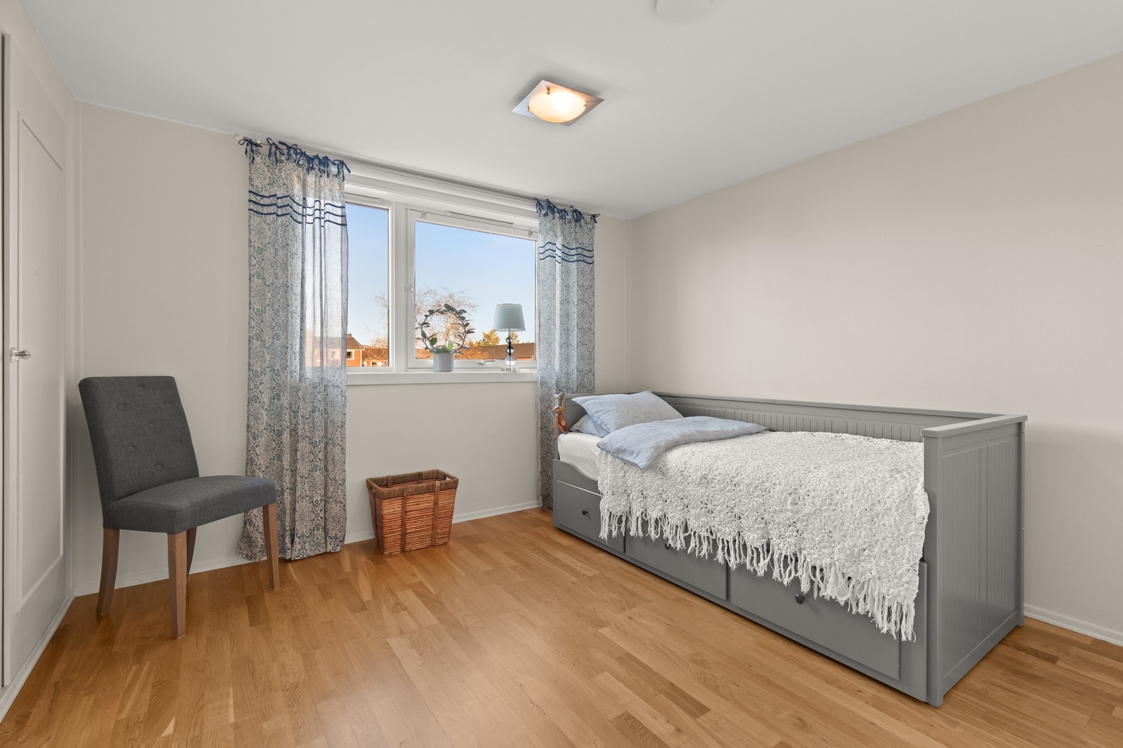 Opprinnelig hovedsoverom, dagens soverom II, har også god plass til stor seng. Rommet har plassbygde skap i vegg over trappeløp. Galleribilde