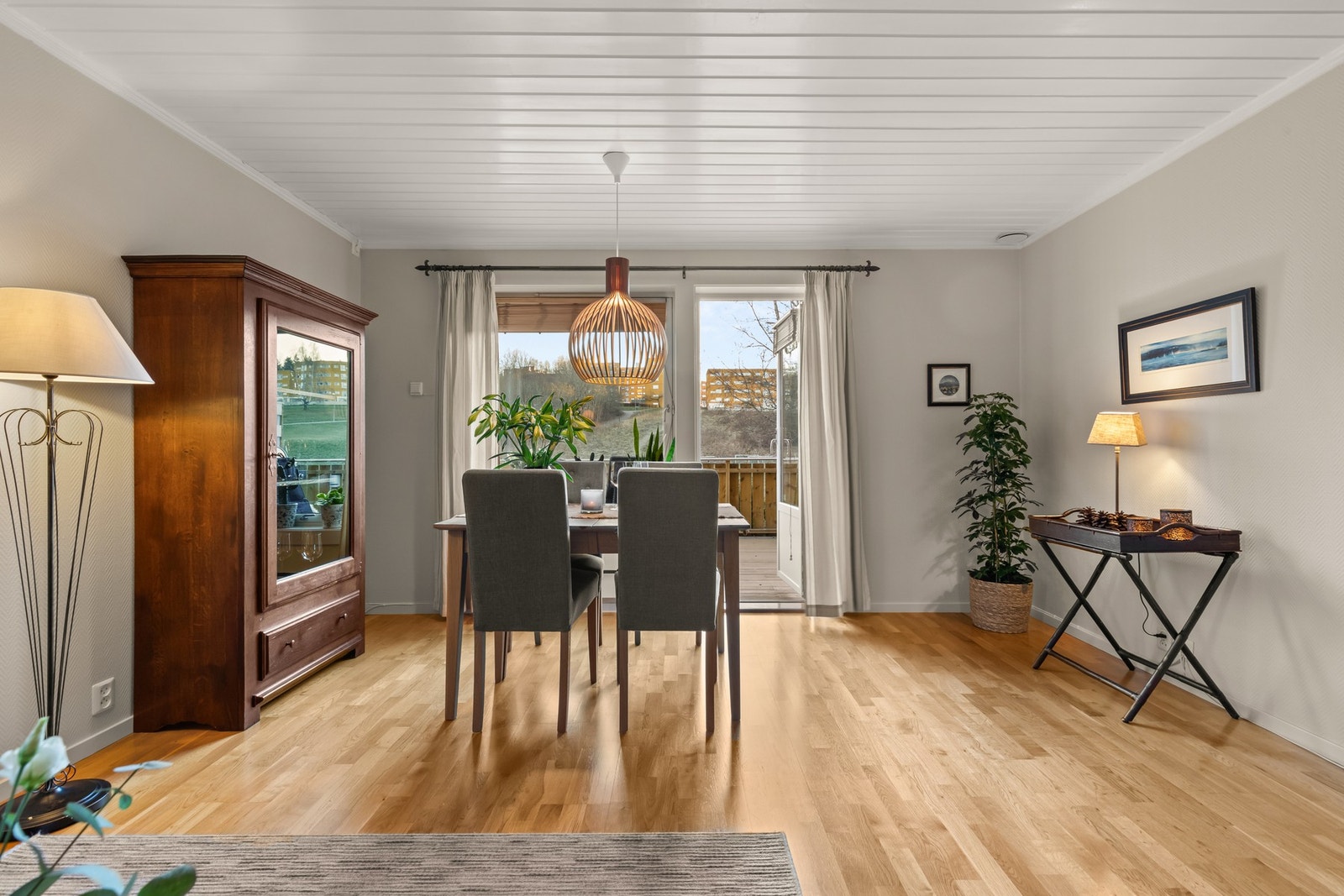 Stuen har gode lysflater og utgang til stor solrik terrasse på 26 kvm. Overflater ble malt høsten 2024. Galleribilde