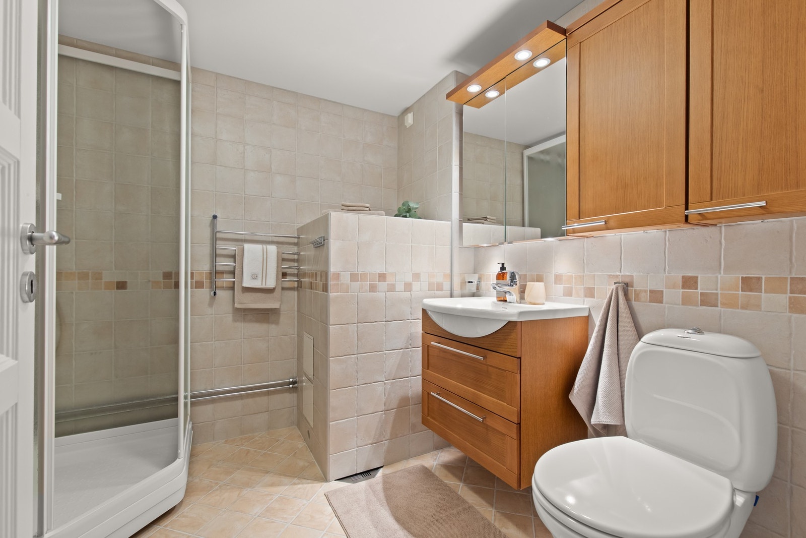 Boligen har to flislagte bad, hvor begge ble pusset opp i 2007. Her vises badet som ligger i tilknytning til soverommene i 2. etasje. Galleribilde