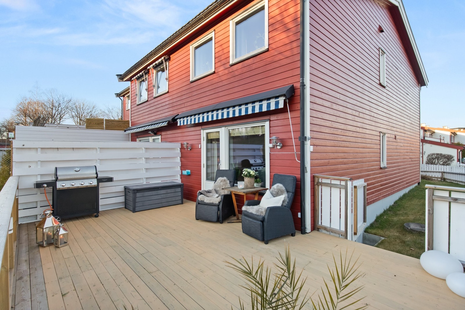 Terrassen ligger vendt mot sør og vest og har herlige solforhold, hvor du kan følge solen fra morgenen og utover ettermiddagen til tidlig kveld. Det er port ut til hagen fra terrassen. Galleribilde