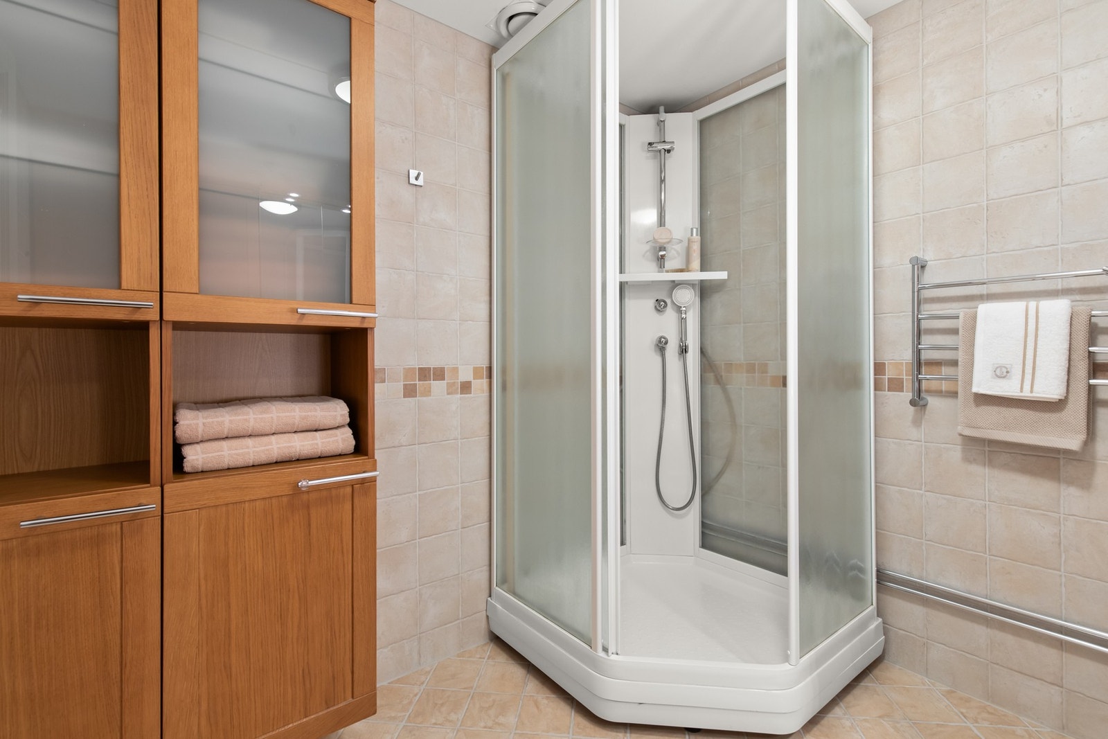 Badet er holdt i lune naturtoner som gir en behagelig start på dagen. Badet har rikelig med innredning for god oppbevaringsplass. Galleribilde