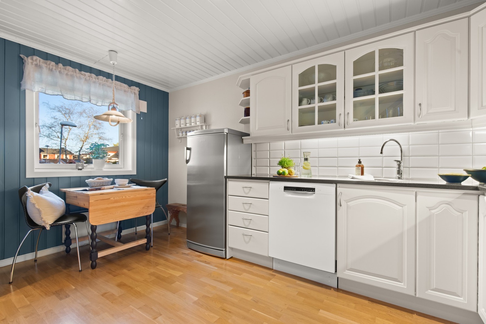 Kjøkkenet har hyggelig plass til spisebord ved vinduet. Hvitevarer på kjøkkenet følger med i tillegg til fryseskap i bod i u. etasjen. Galleribilde