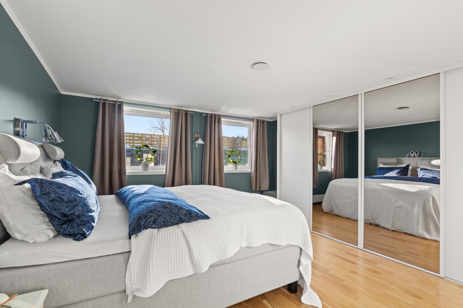 Dagens hovedsoverom er av meget god størrelse med plass til både stor seng, rikelig med garderobe i form av stor skyvedørsgarderobe og i tillegg plass til annet møblement Galleribilde