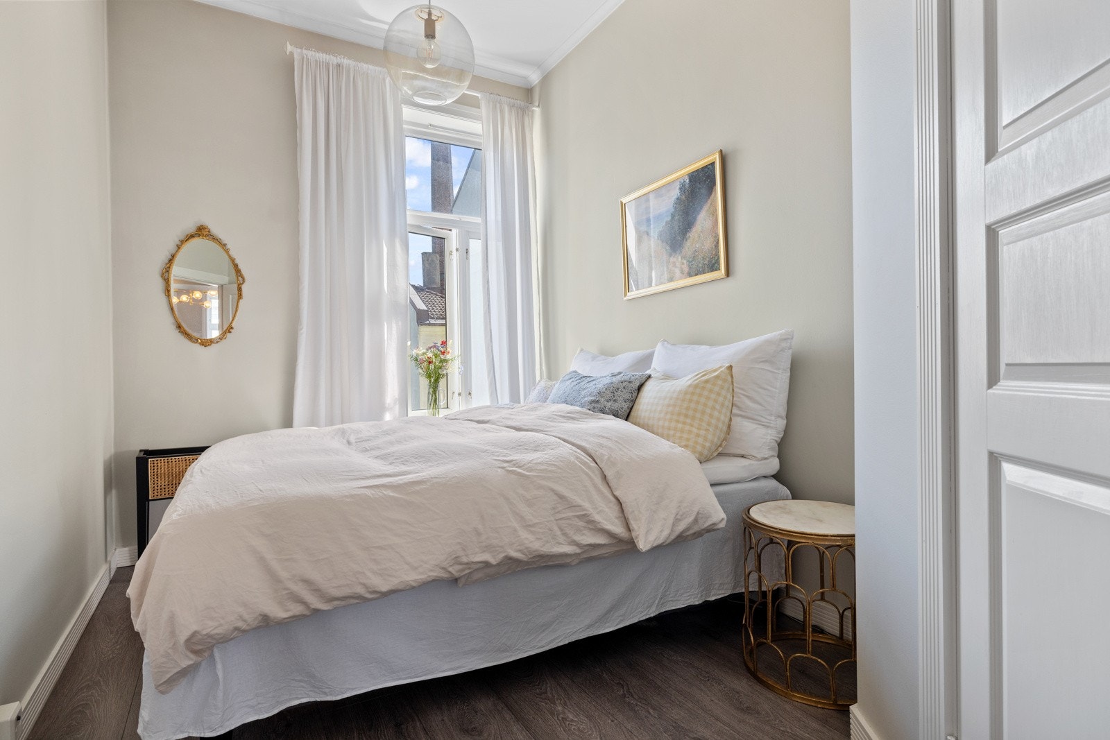 Rommet har god plass til stor dobbeltseng, nattbord og oppbevaring av klær i praktisk walk-in closet Galleribilde