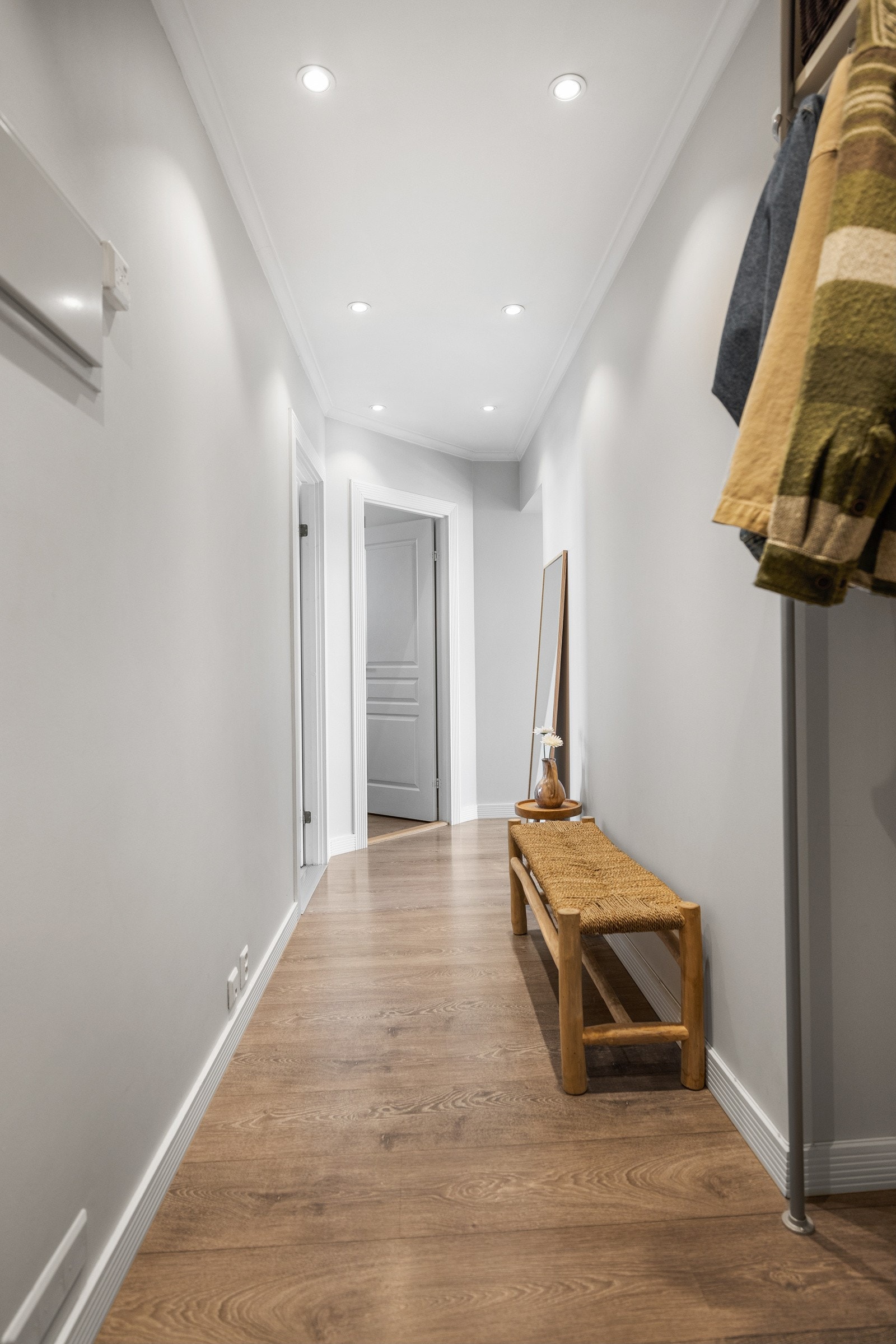 Romslig og lyst inngangsparti som gir et godt førsteinntrykk av hva leiligheten har å by på Galleribilde