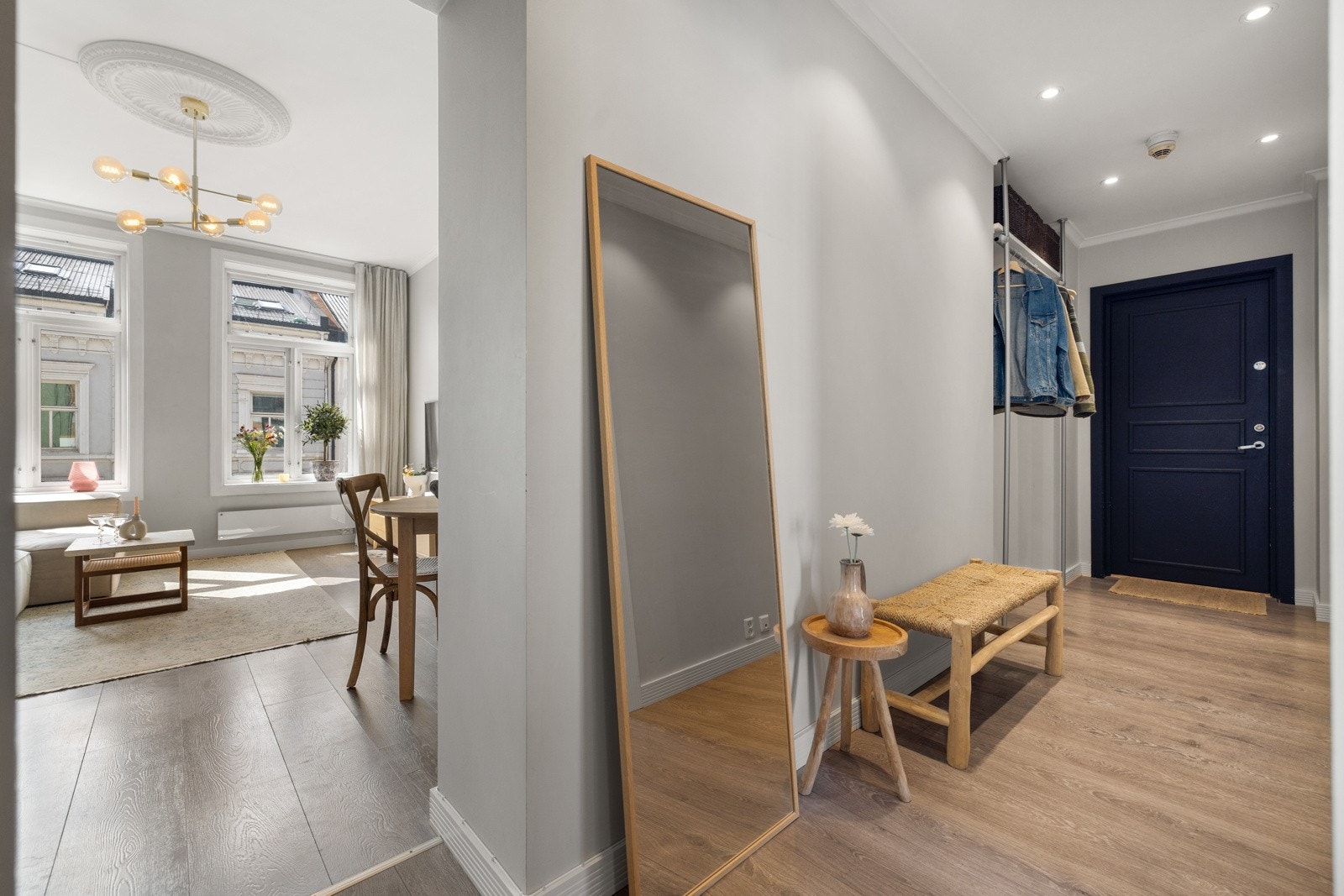 I midten av boligen er det en flott gang som fører til alle rom Galleribilde