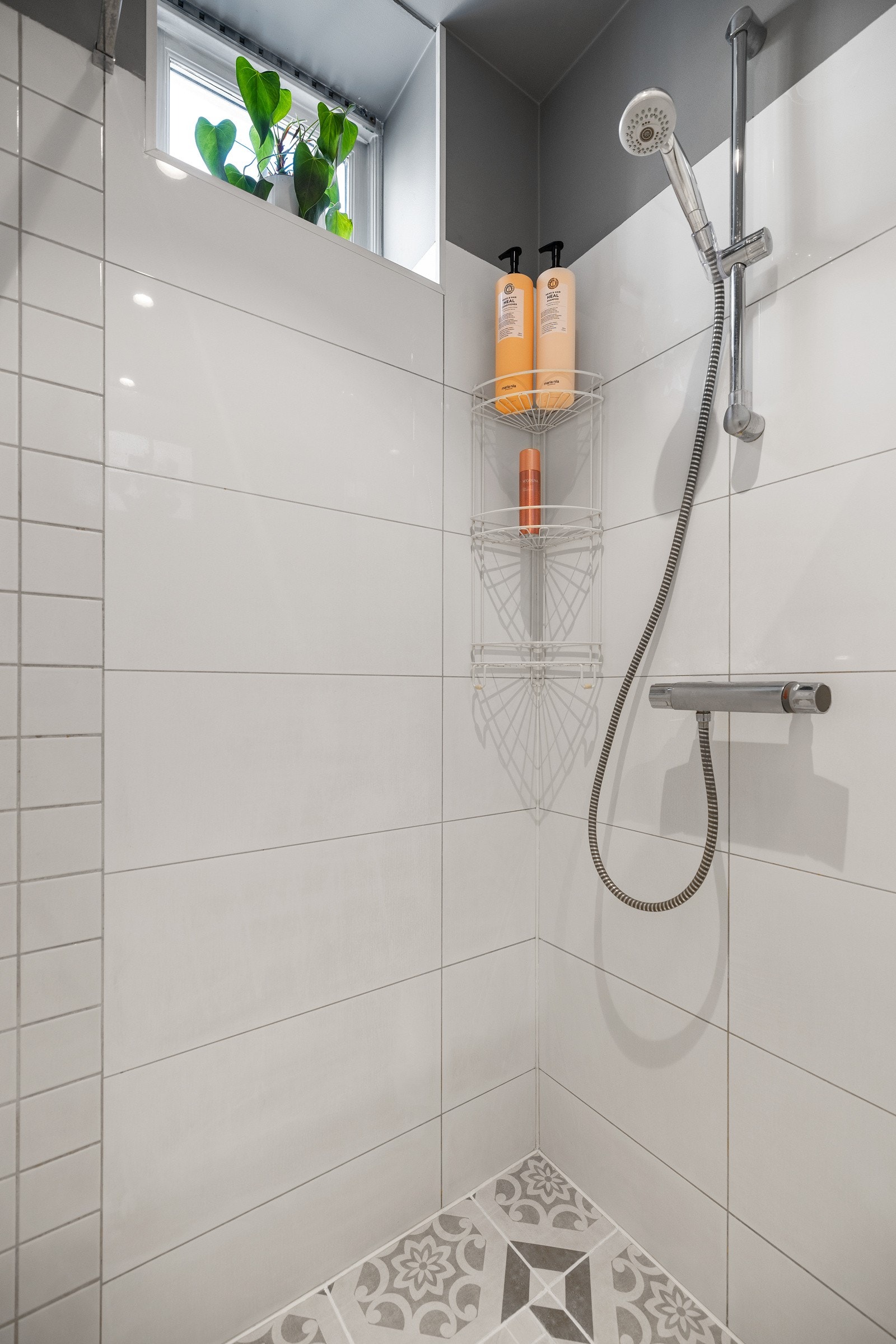 Dusjhjørne med vindu. Vindu gir mulighet til naturlig lufting Galleribilde