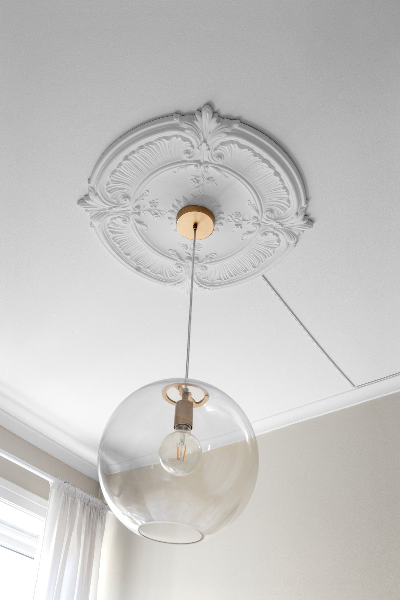 Pen rosett med lekker lamnpe i himling på soverom Galleribilde