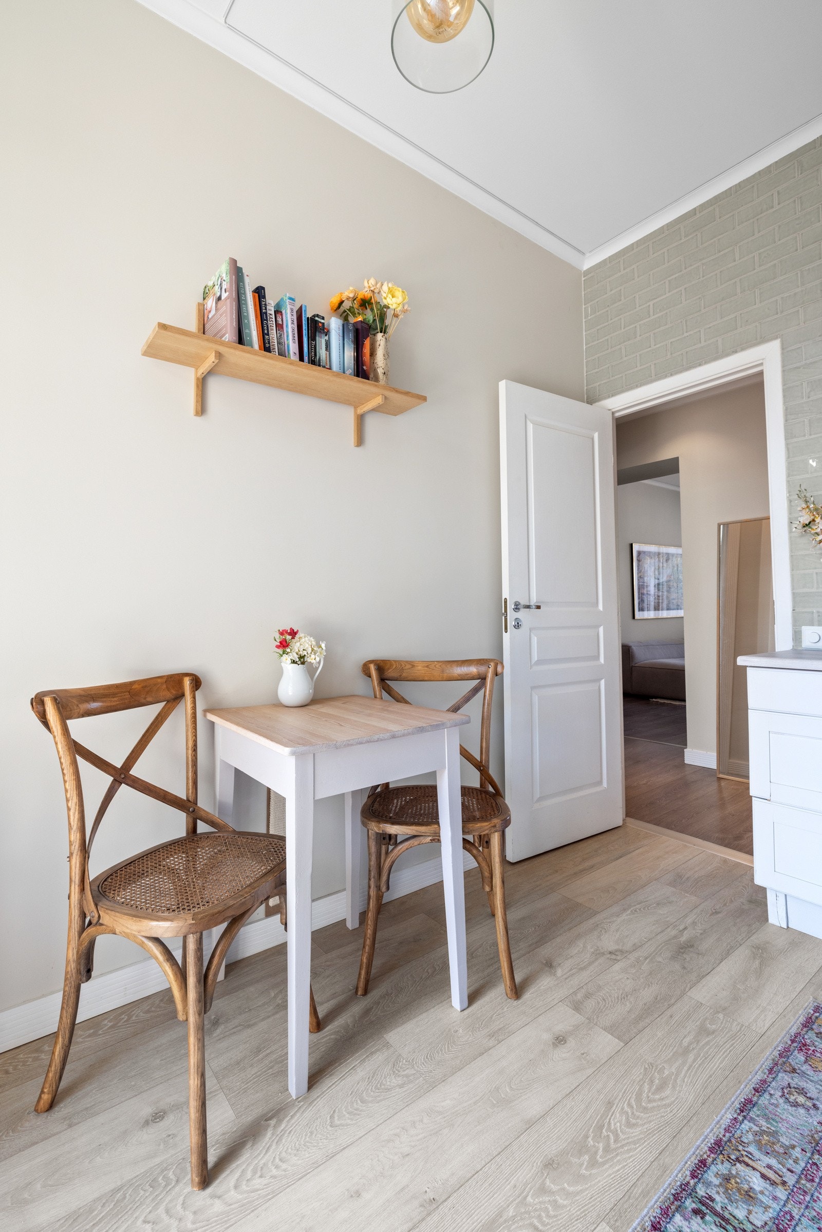 Kjøkkenet har god plass til kjøkkenbord Galleribilde