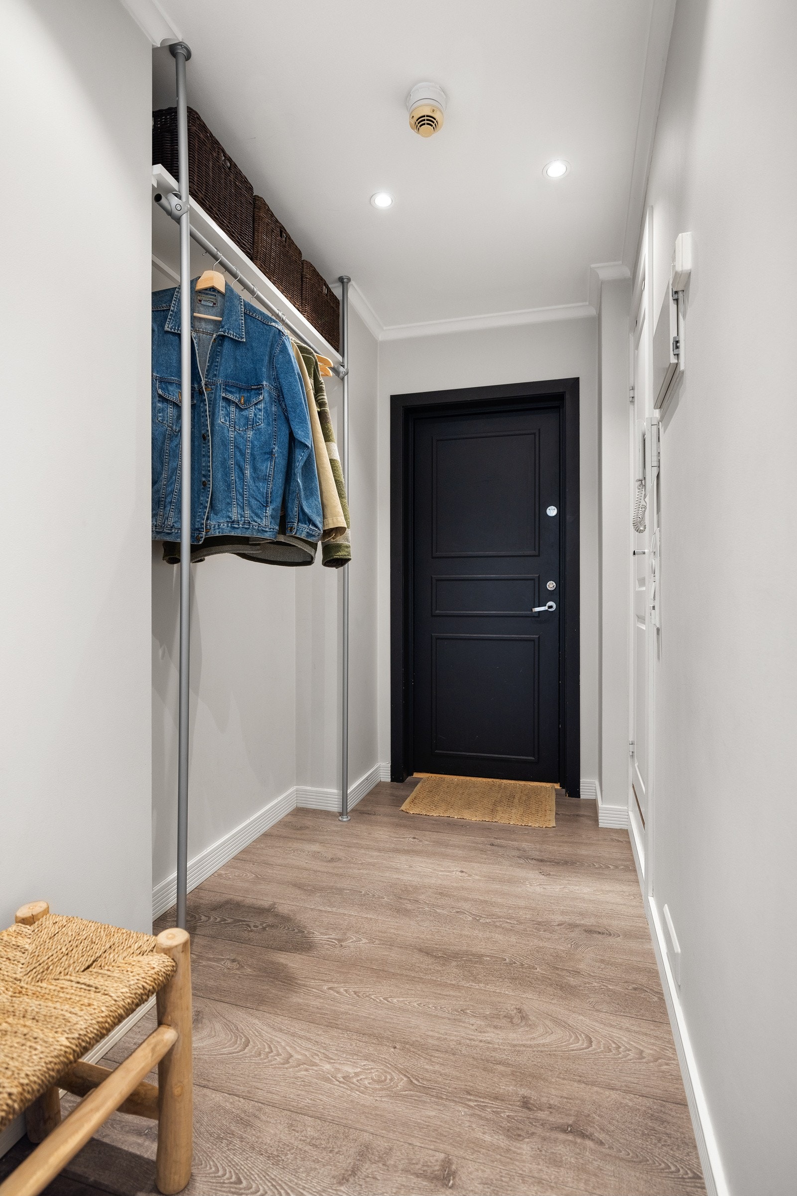 Gangen har plass til plassering av sko og flere muligheter til å henge fra seg ytterklærne. Velkommen inn! Galleribilde