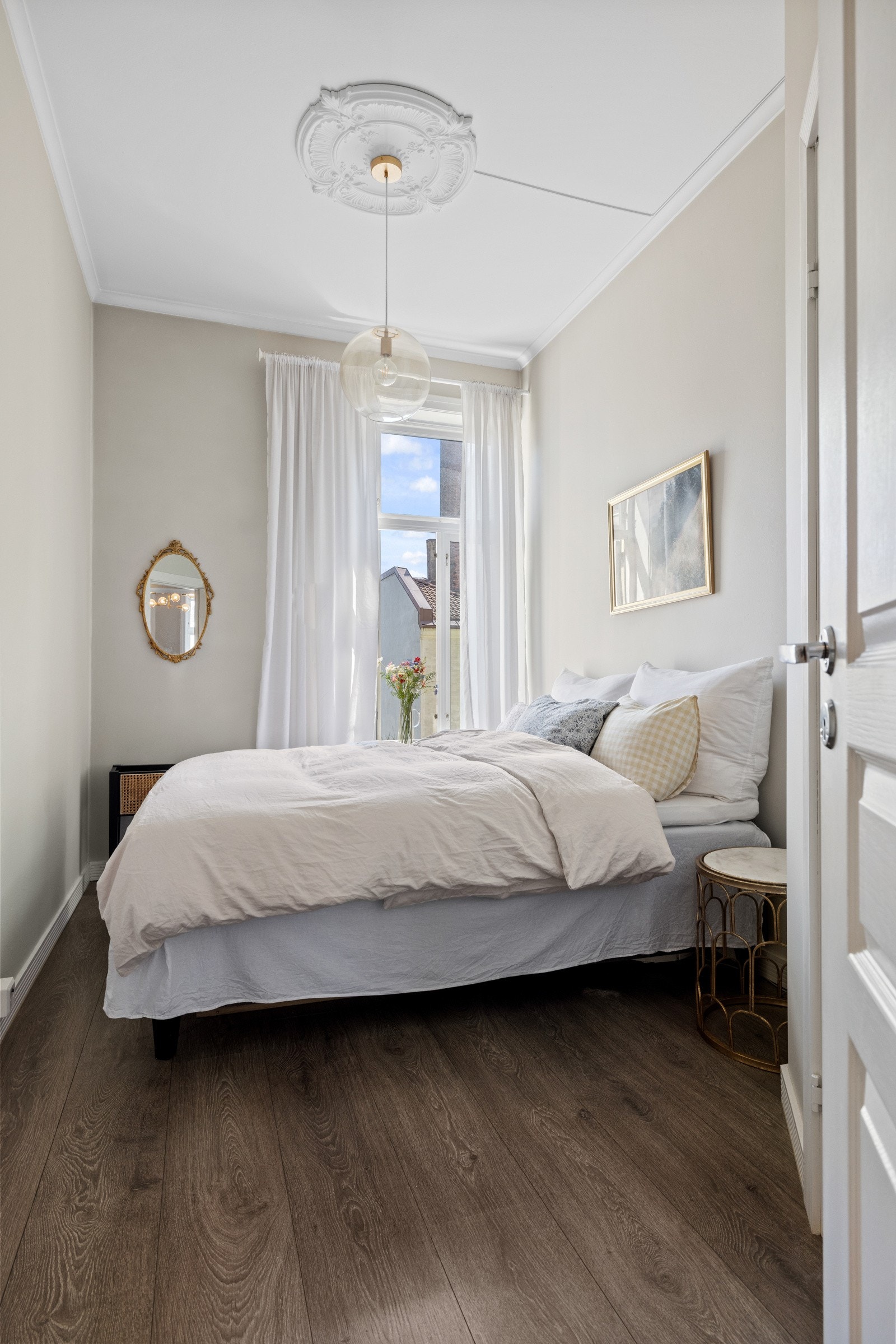 Stort soverom som vender mot bakgård Galleribilde