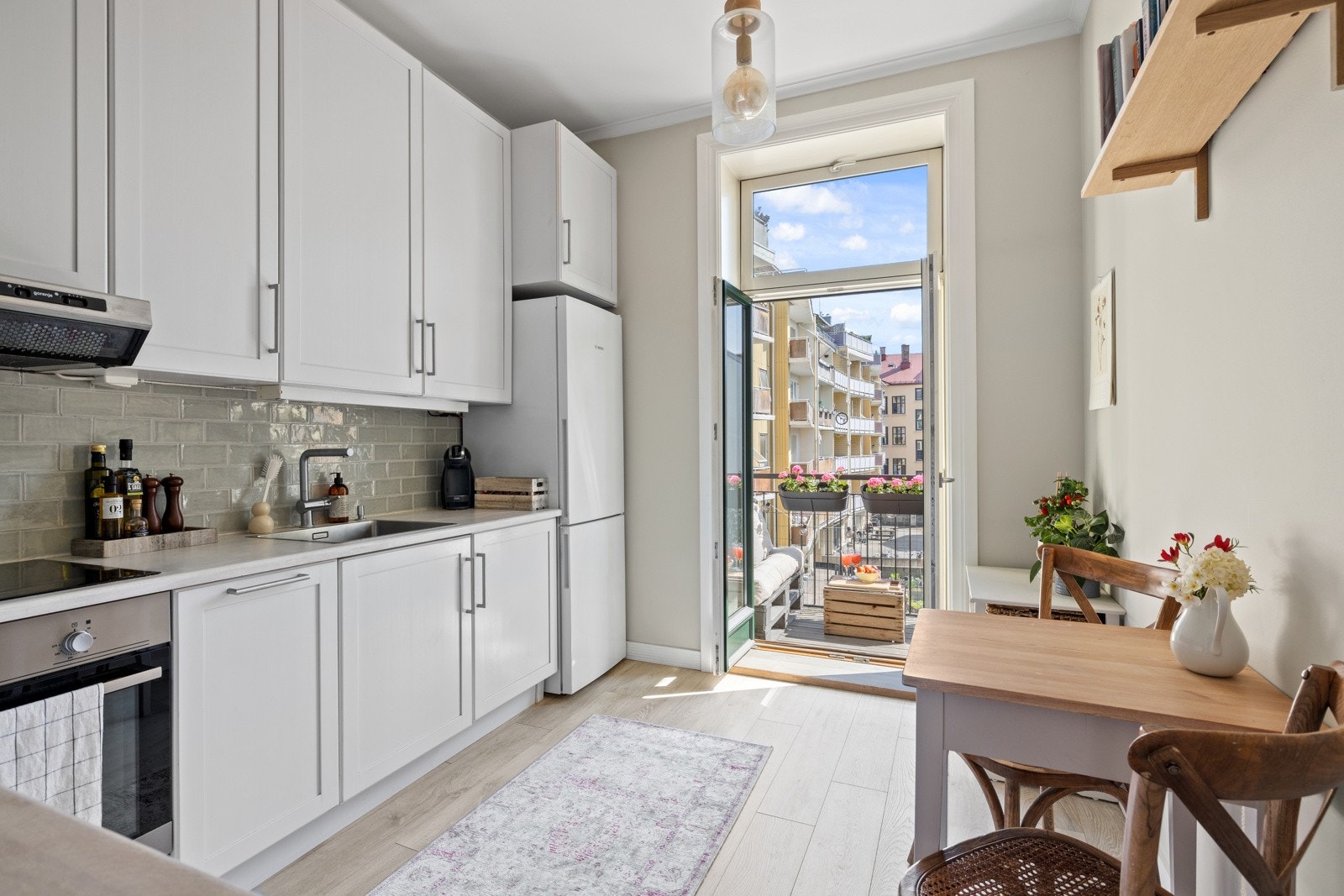 Lekkert, separat kjøkken mot hyggelig bakgård Galleribilde