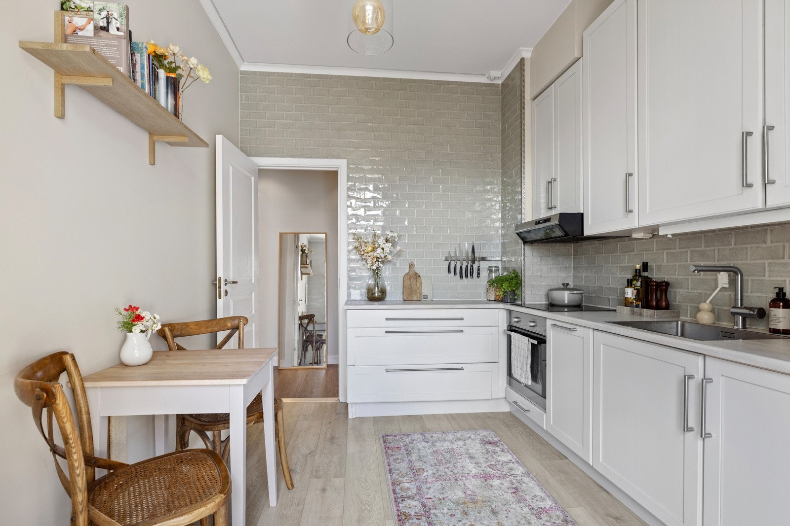 Det er god skap- og benkplass på kjøkken. Hvitevarar på kjøkken medfølger Galleribilde