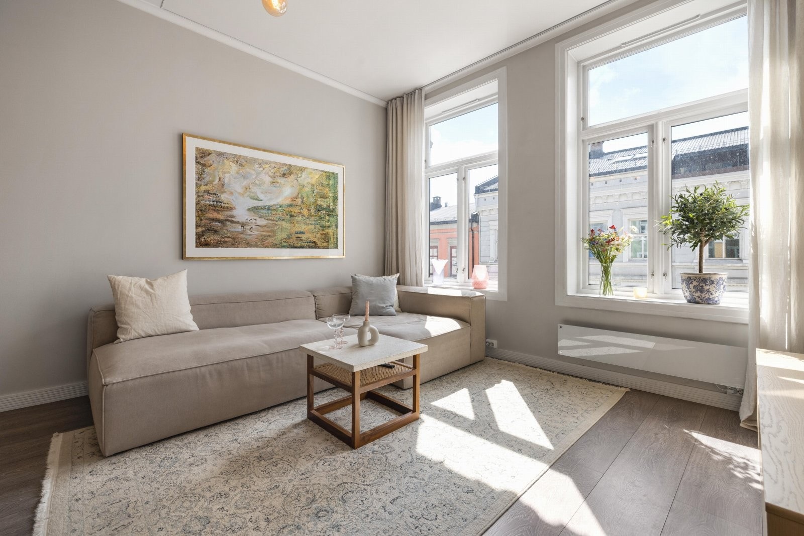 Boligen har en romslig stue med god plass til stor sofa, spisegruppe og tilhørende stuemøblement Galleribilde