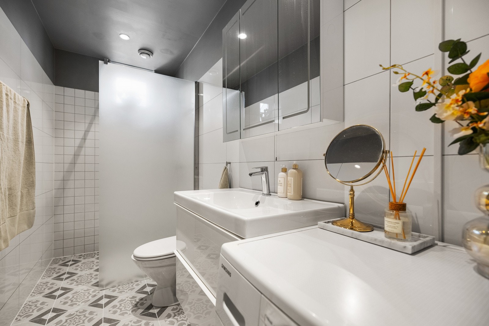 Tidløst, flislagt bad med historiske fliser med varme i gulv og downlights i himling Galleribilde