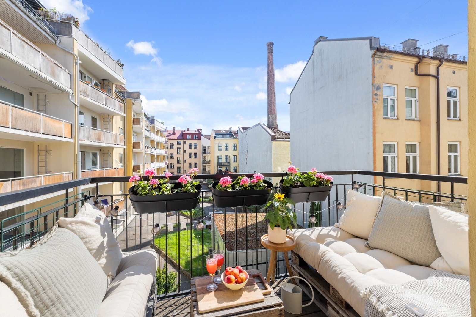 En lys og romslig 2-roms andelsleilighet i byggets tredje etasje med østvendt balkong mot bakgård Galleribilde