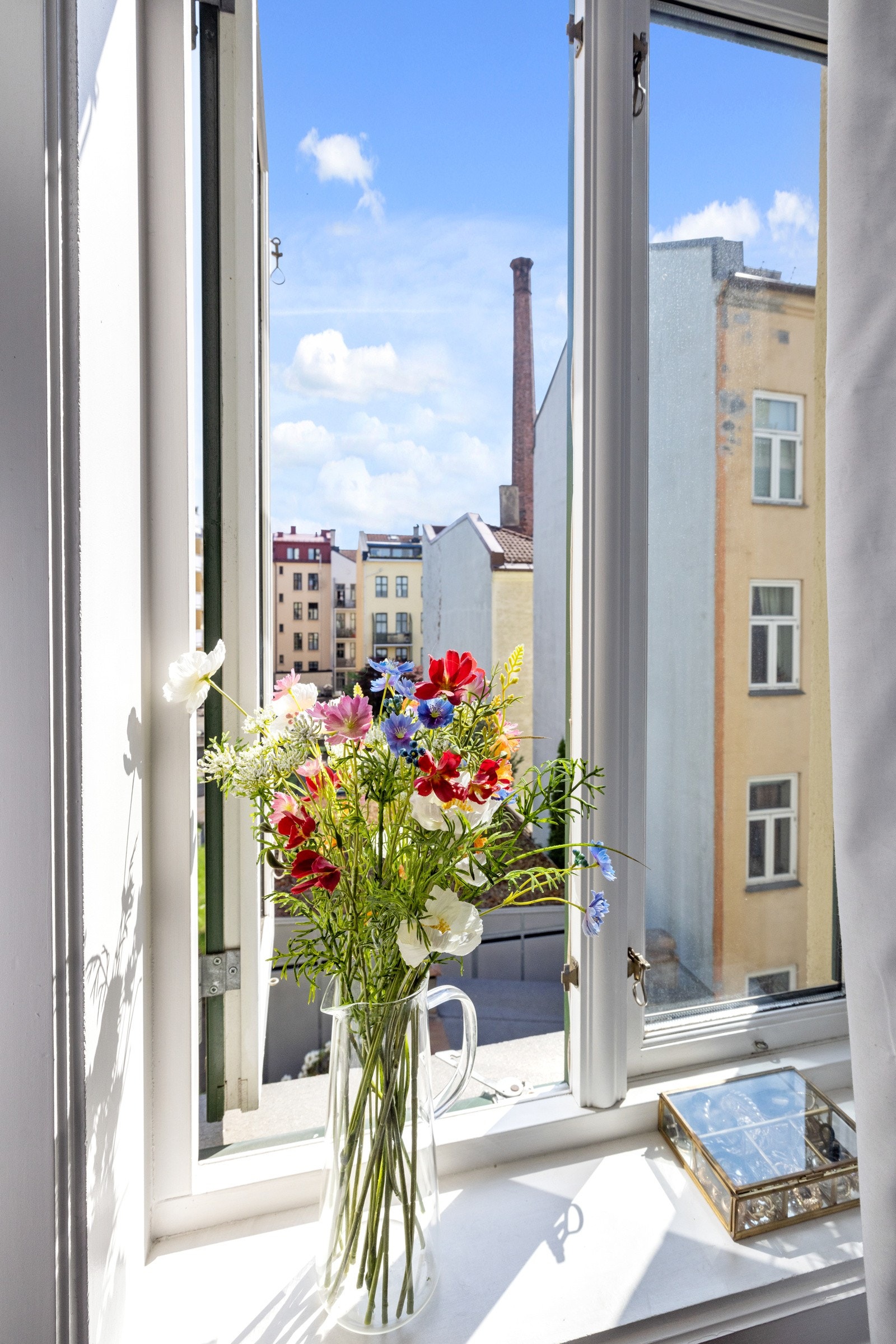 Soverommet har et flott vindu mot borettslagets bakgård Galleribilde
