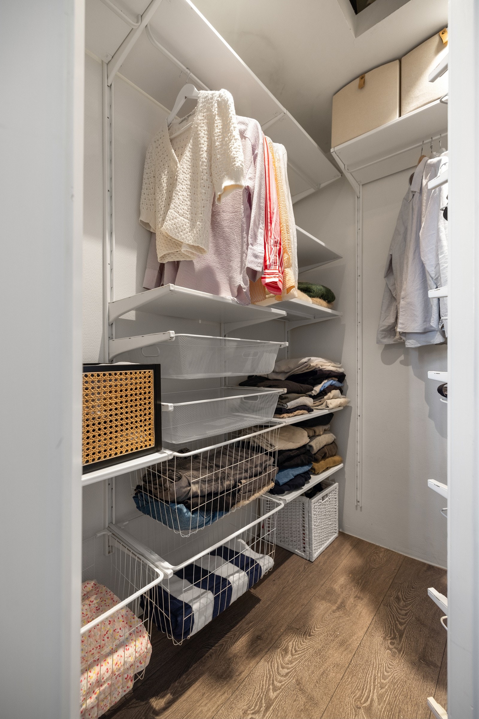 Walk in closet med praktisk innredning for både brett- og heng Galleribilde