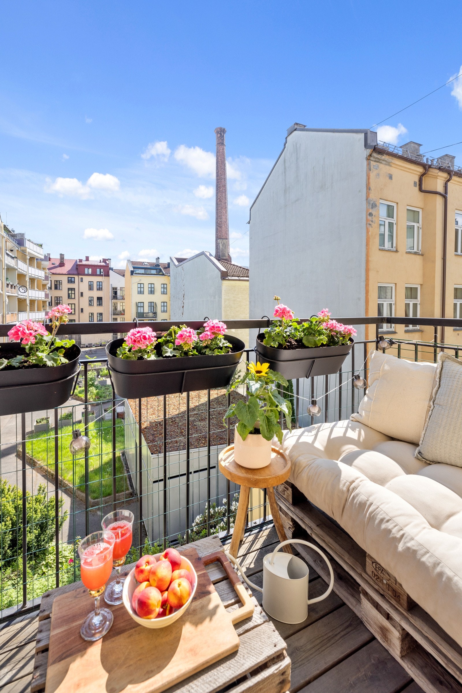 Det er god plass til utemøbler og planter på balkongen. Balkongen vender mot øst og mot hyggelig bakgård. Her kan lange dager nytes på sommerhalvåret Galleribilde