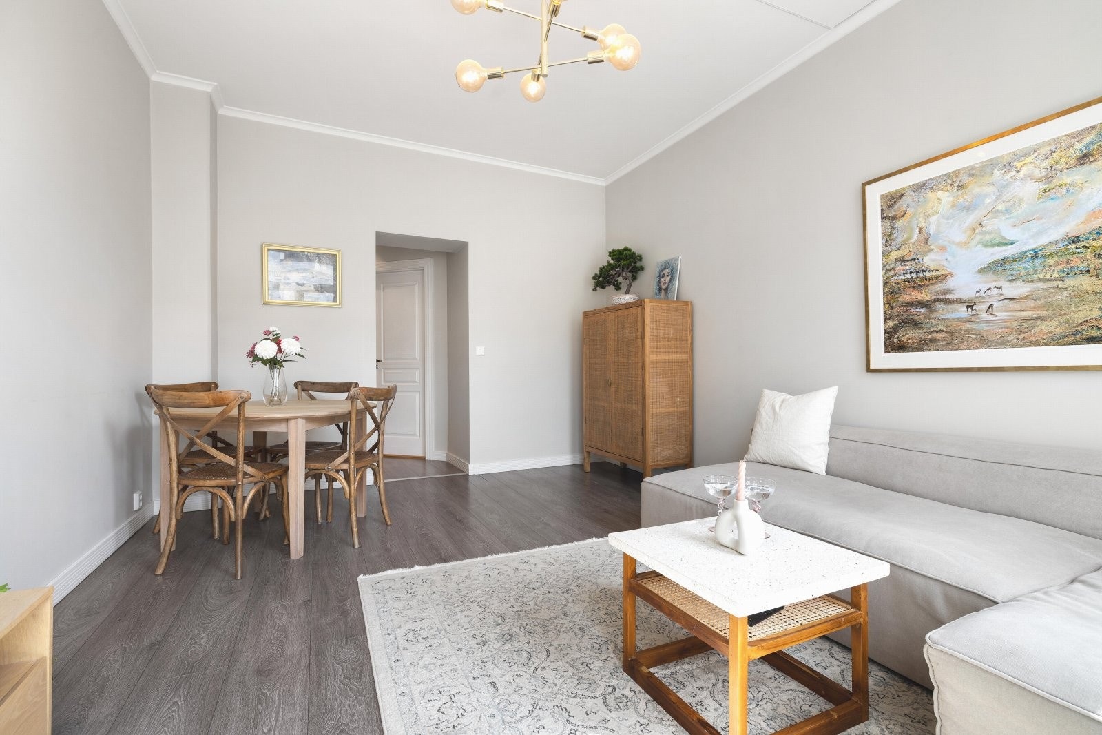 Stuen har klassiske detaljer som brede enstavs laminatgulv, pent listverk og rosett i himling med pen taklampe. Takhøyden er målt til hele 2,92 m Galleribilde