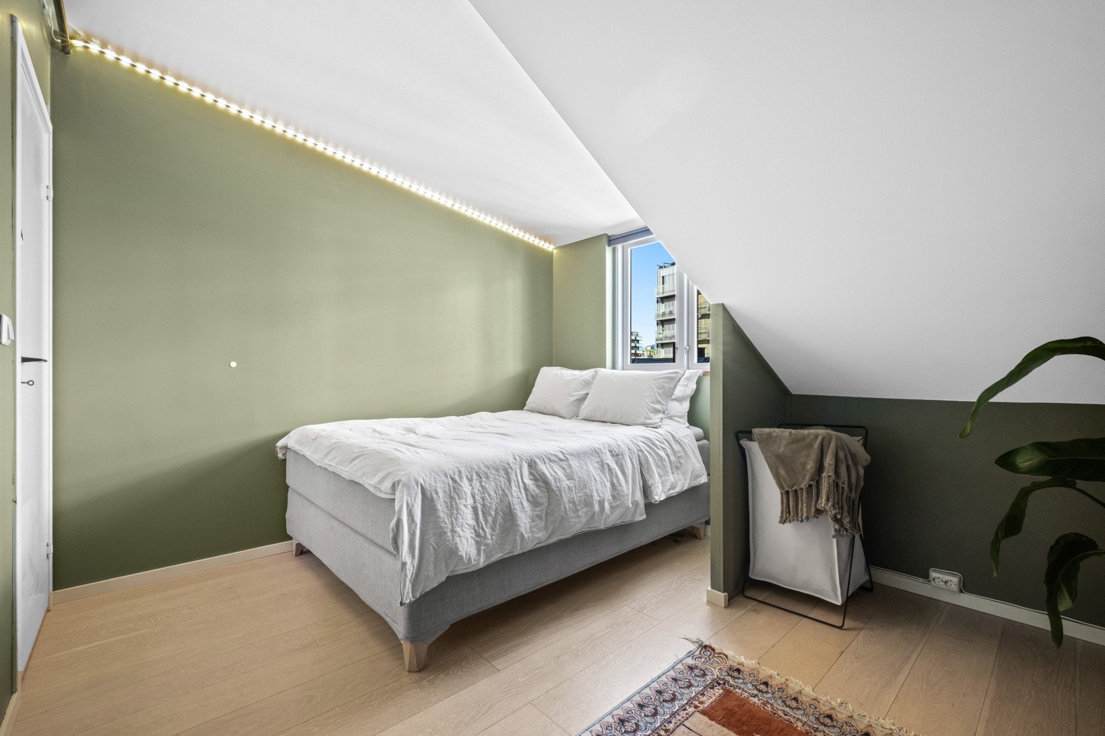 Soverom 1 med god plass for dobbeltseng og annet møblement Galleribilde