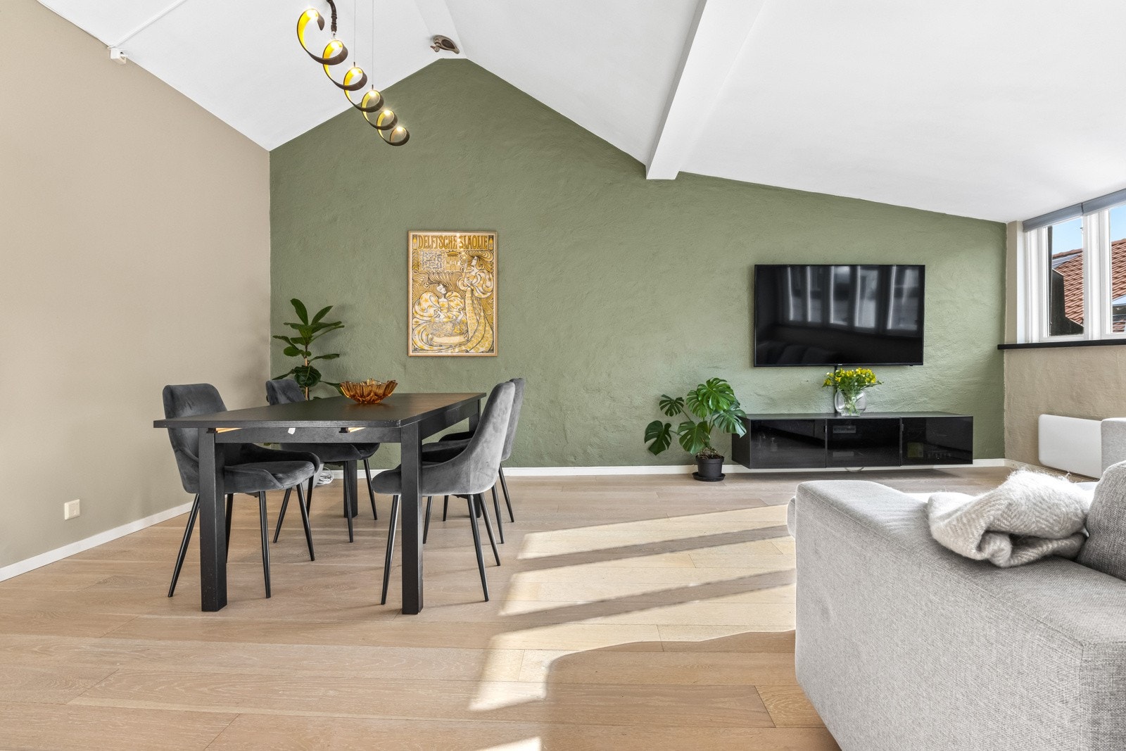 Leiligheten er malt i delikate og tidsriktige farger Galleribilde