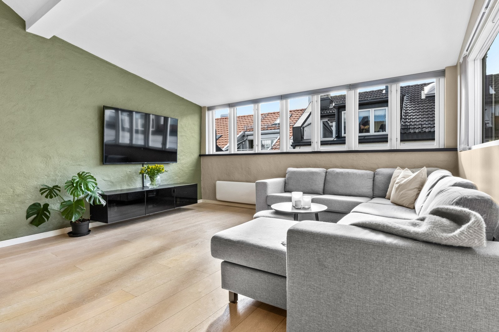 Store vindusflater som slipper inn mye naturlig lys Galleribilde