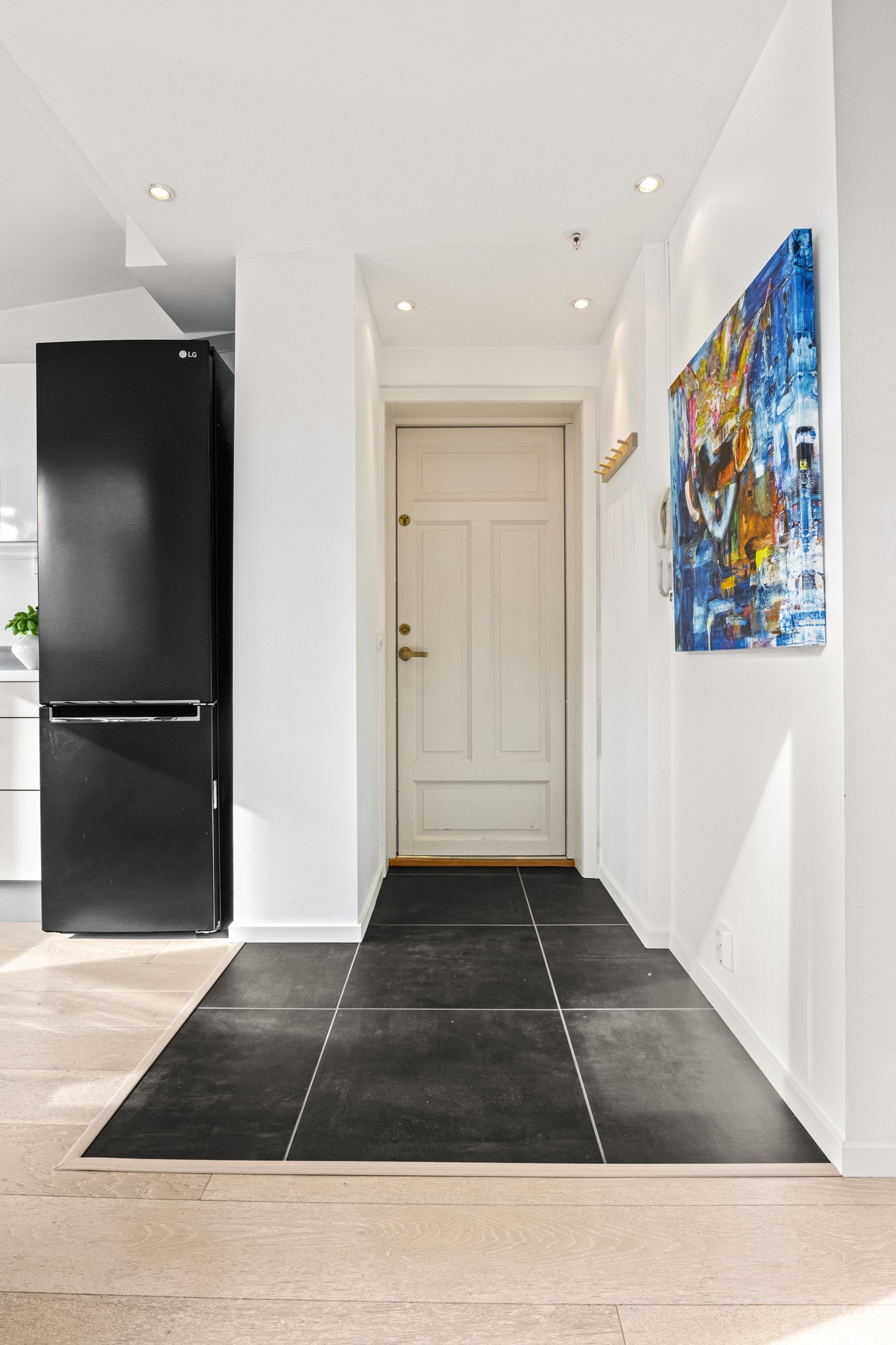 Det ble lagt nye fliser i entréen i 2024 | Plass til oppheng av klær Galleribilde