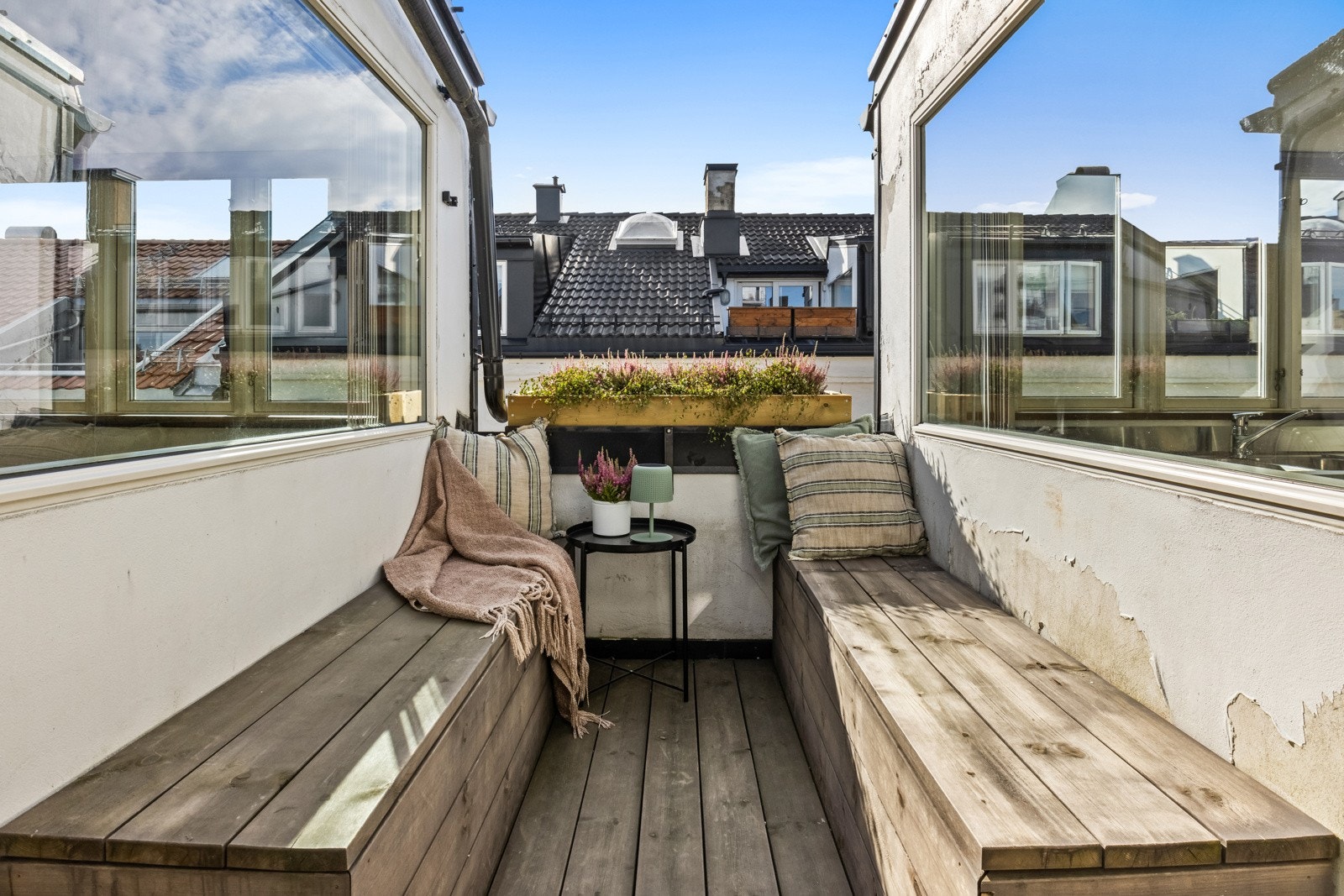 Flott takterrasse med plassbygde benker Galleribilde