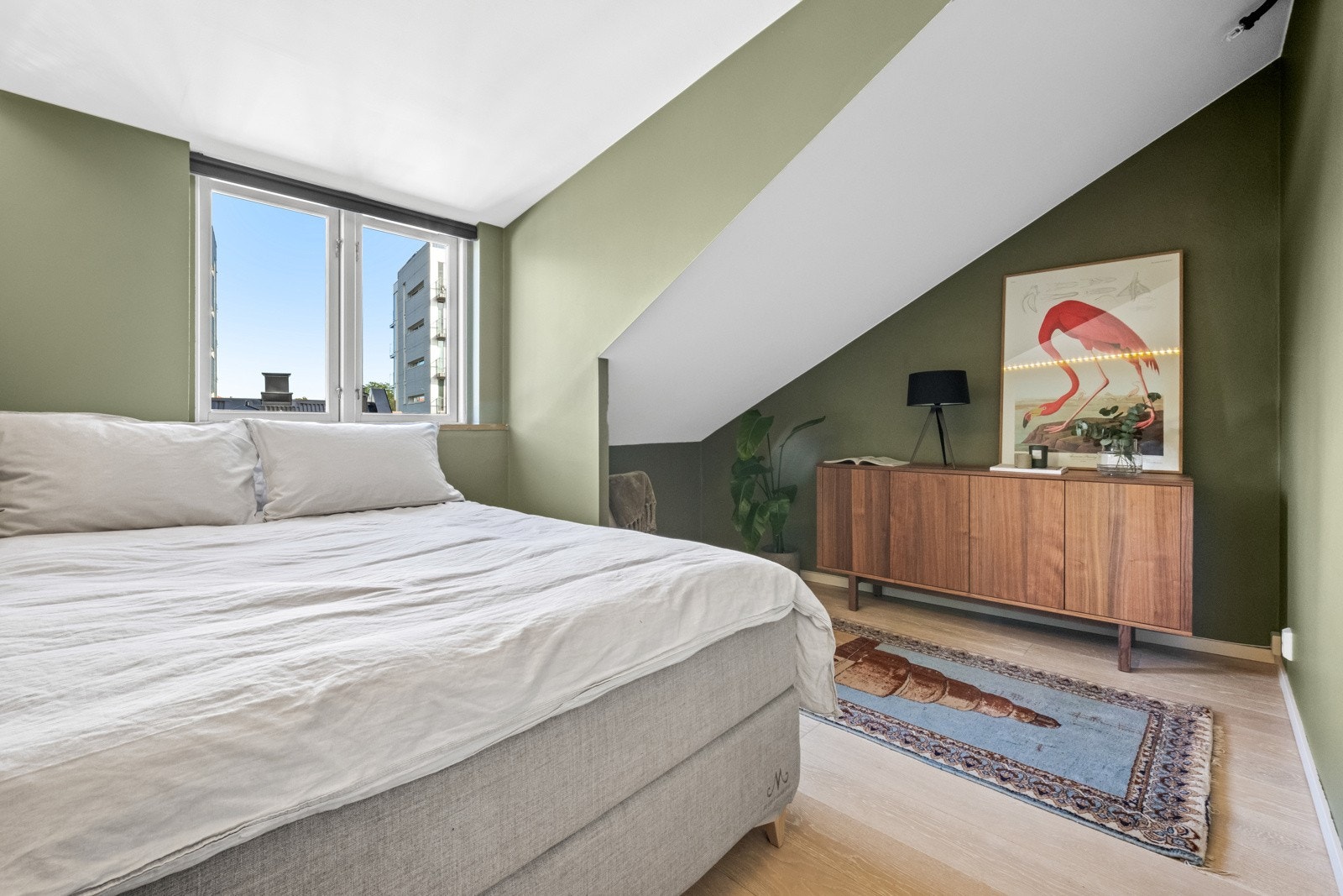 Store vindusflater som slipper inn mye naturlig lys og gjør et godt klima Galleribilde