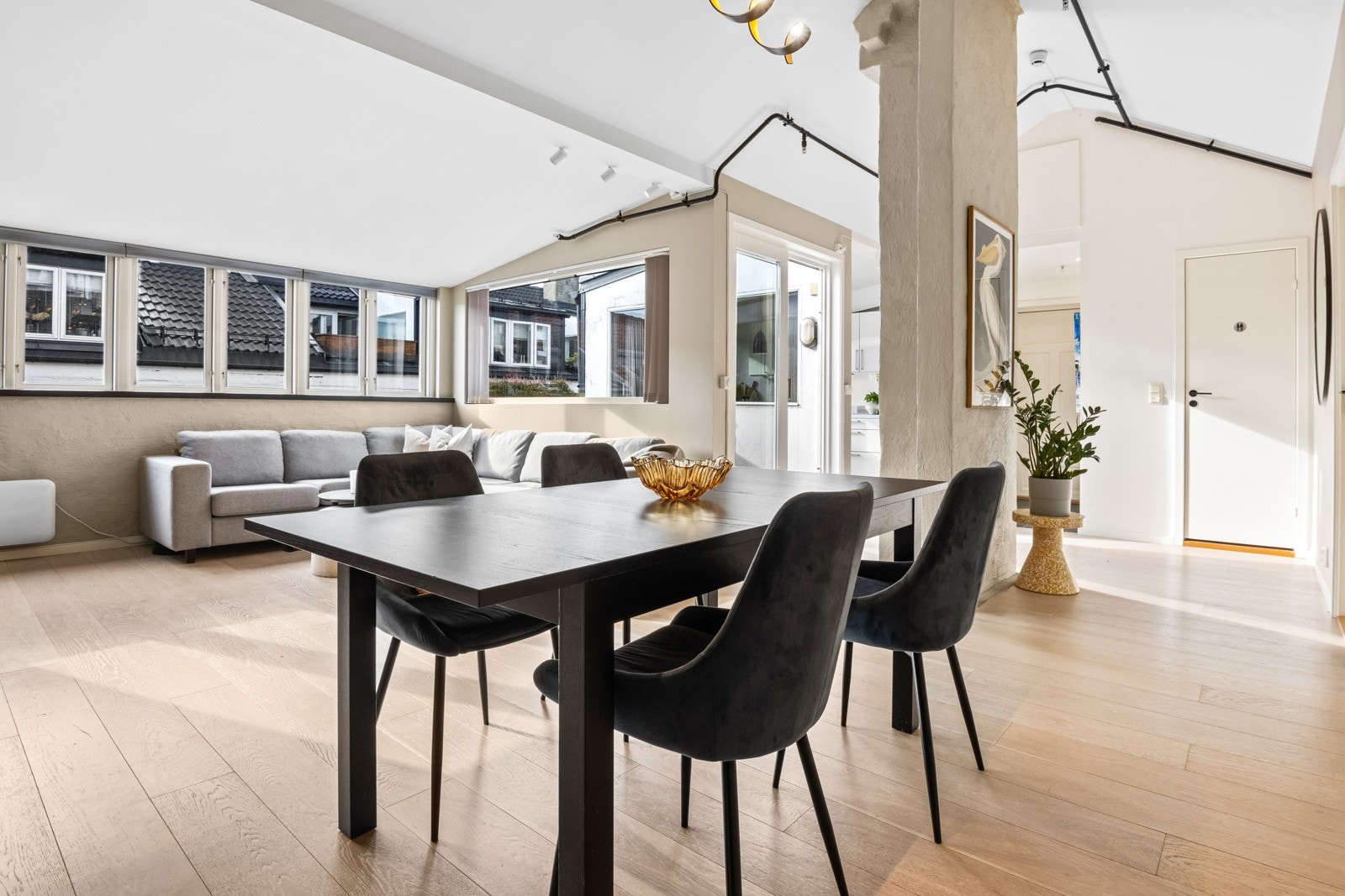 Beliggende tilbaketrukket i indre gård, men med umiddelbar nærhet til Kiellands plass Galleribilde