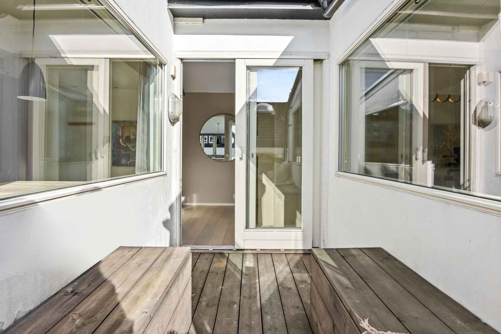 Nye terrassebord og plassbygget benk ble utført i 2022 Galleribilde