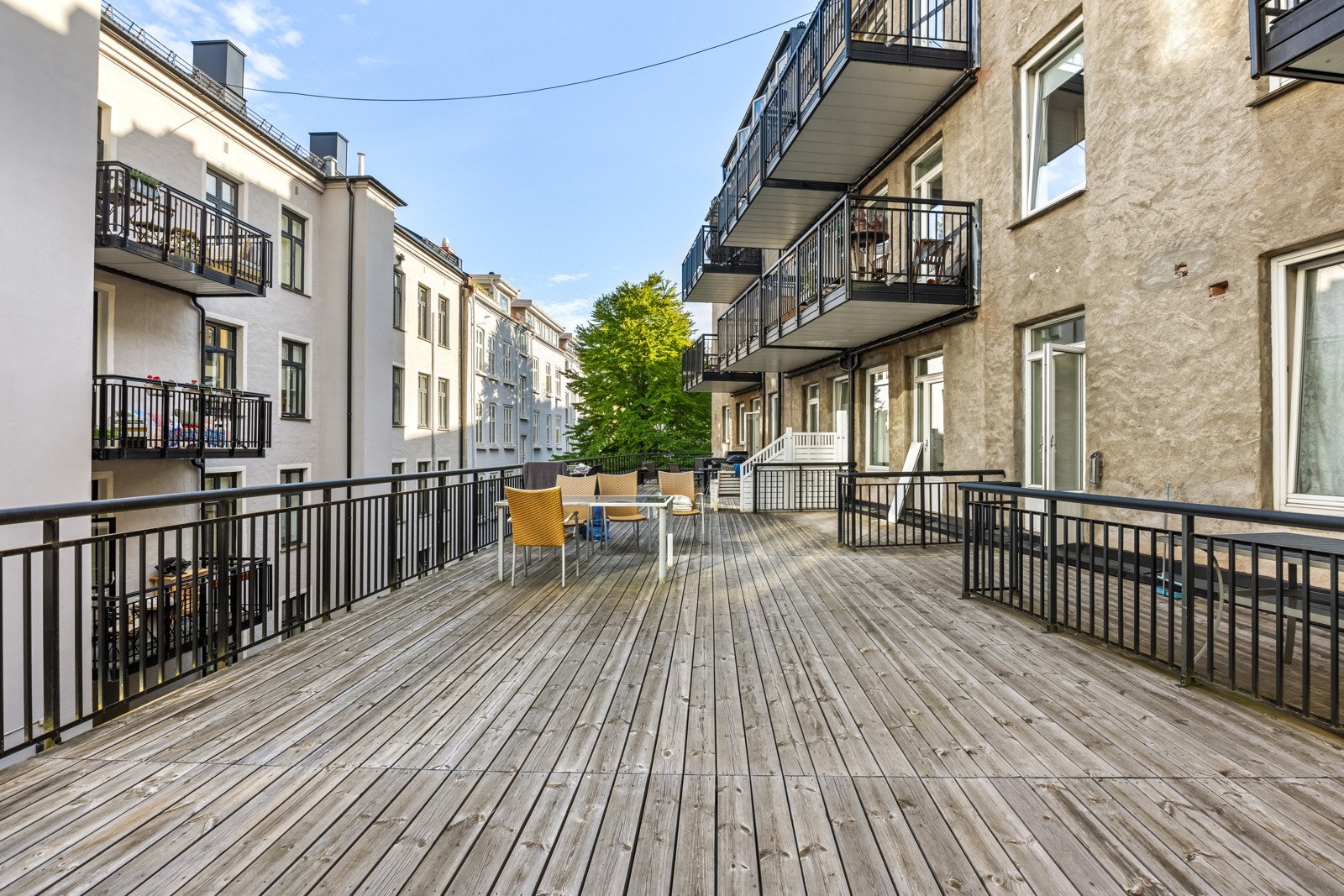 Felles takterrasse med sittegrupper i indre gård Galleribilde