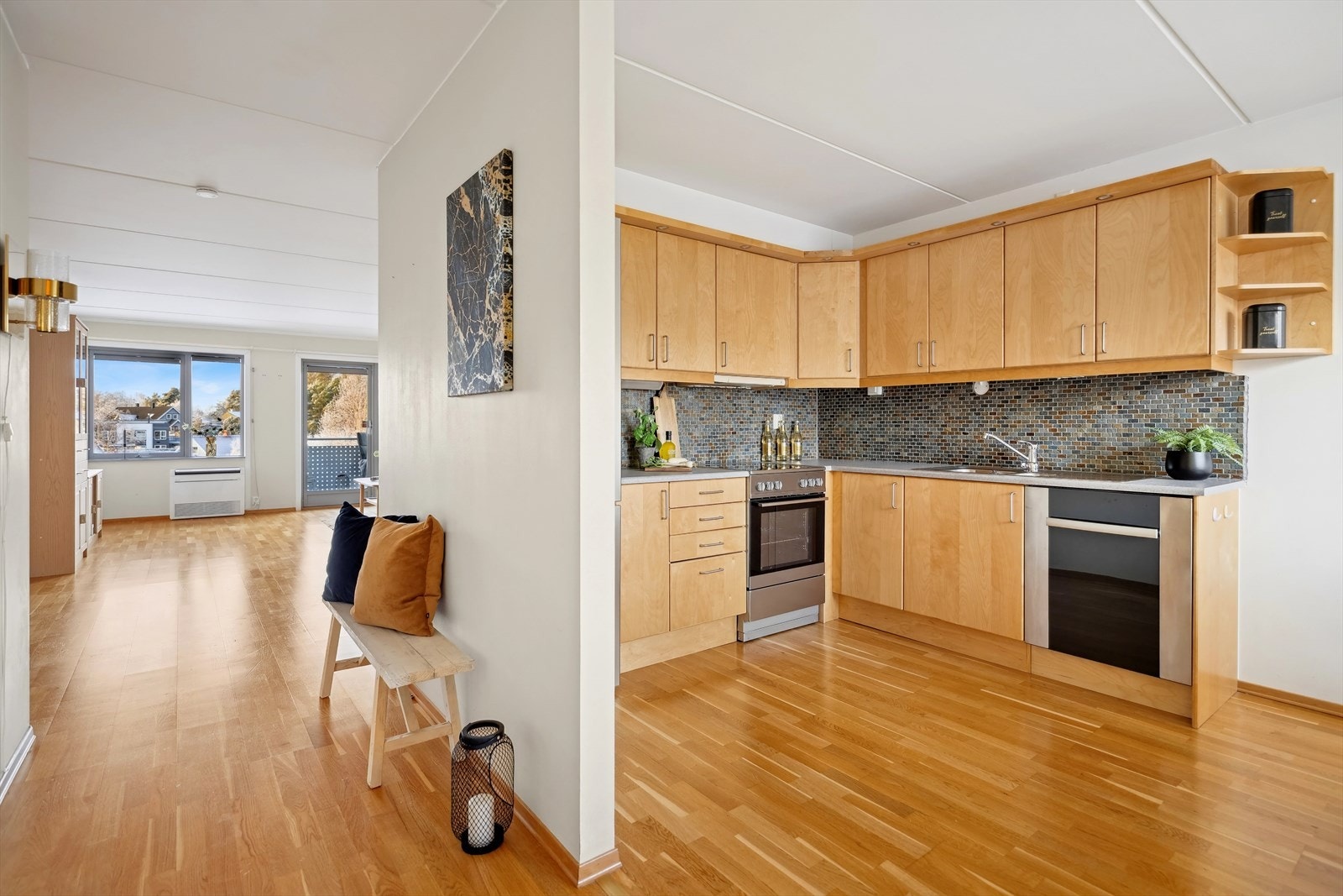 Adskilt og stort kjøkken med plass til spisebord, her kommer morgensolen inn. Galleribilde