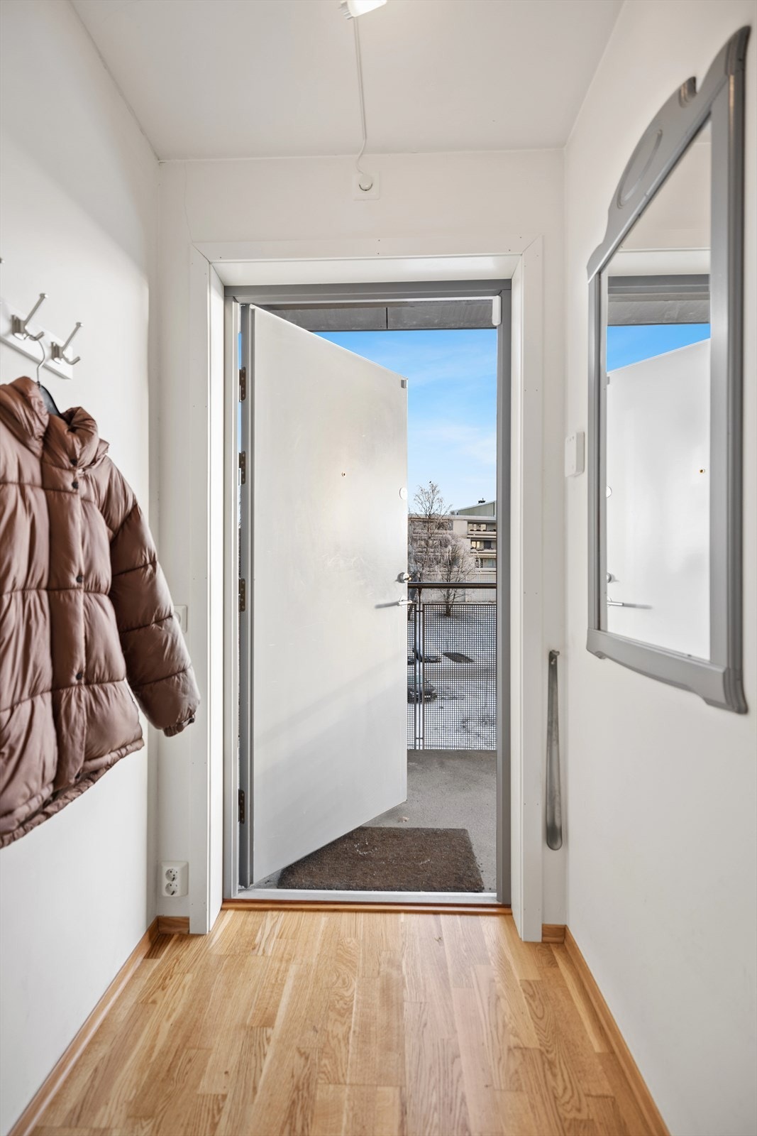 Her er det plass til å henge fra seg yttertøy samt sette fra seg sko. Praktisk innvendig bod i tilknytning til gangen. Galleribilde