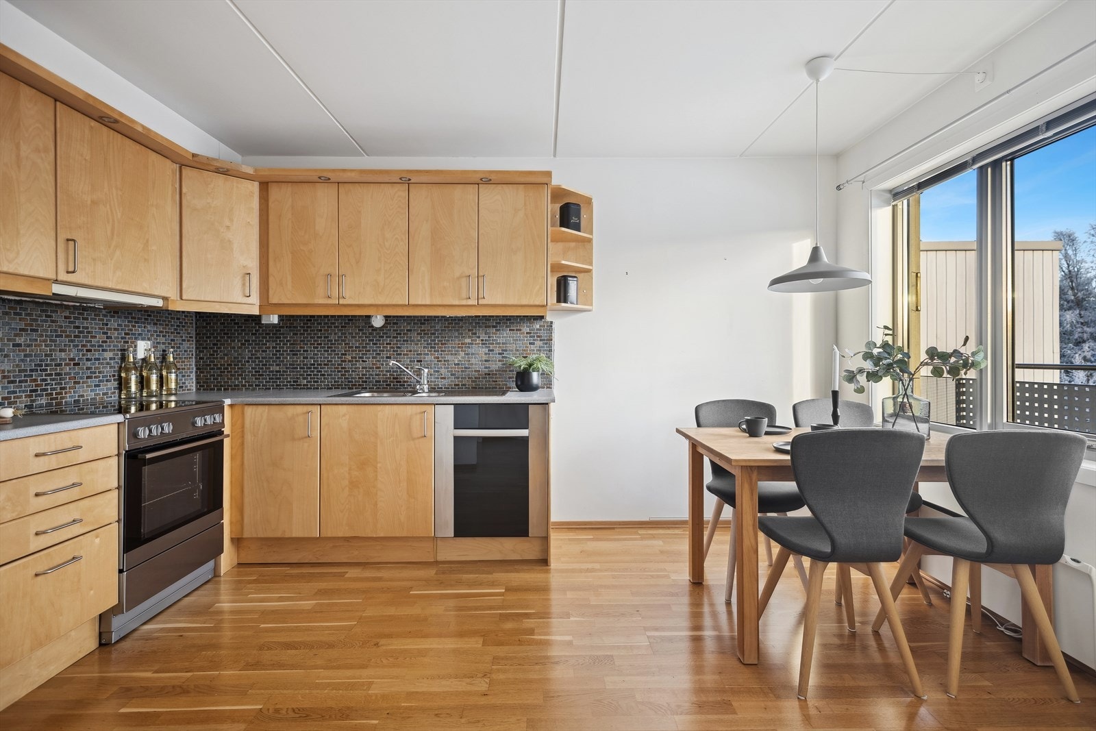Innredningen har glatte fronter, oppvaskkum med ett-greps blandebatteri, laminat benkeplate og ventilator over kokesonen. Galleribilde