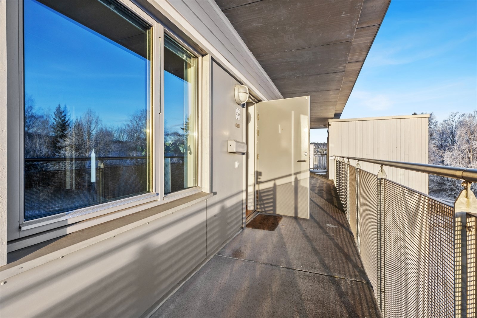 Leiligheten har adkomst via en overbygget svalgang. Trappefri adkomst via heis. Isolert ytterdør. Galleribilde