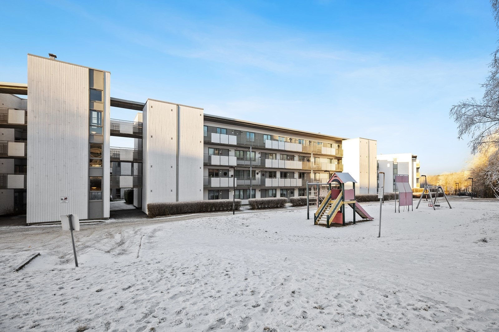 Eiendommen ligger i et svært rolig og barnevennlig boligområde på Skullerud i Oslo. Galleribilde