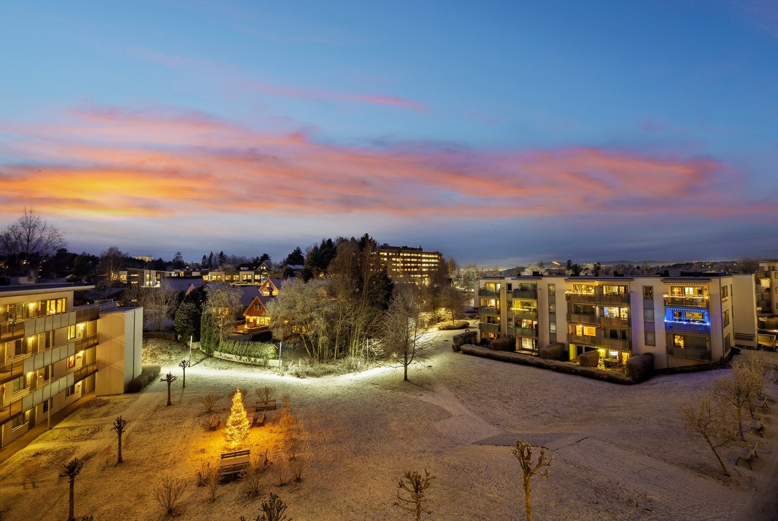 Fra stuen er det adkomst til nordvestvendt balkong på ca. 7 kvm med utsikt over nabolaget og meget gode solforhold. Galleribilde