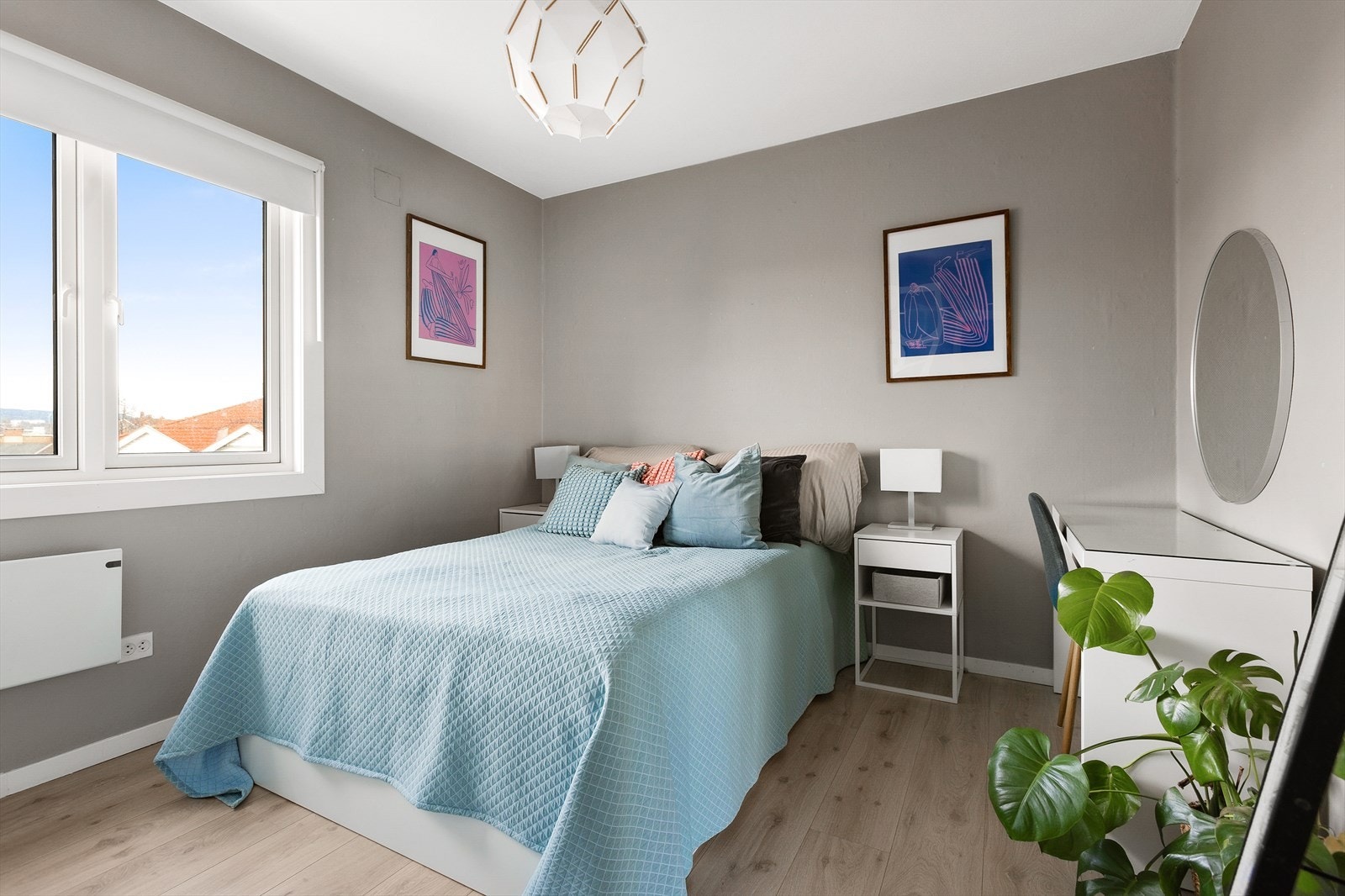 Leiligheten inneholder tre gode soverom med plass til dobbeltseng og nattbord Galleribilde