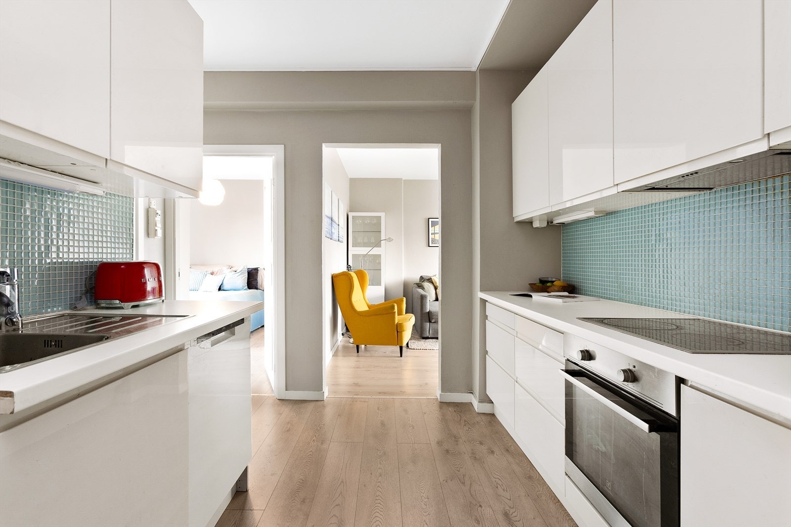 Oppvaskmaskin, stekeovn, platetopp og kjøl/- fryseskap er integrert. Oppvaskmaskinen er fra 2024 Galleribilde