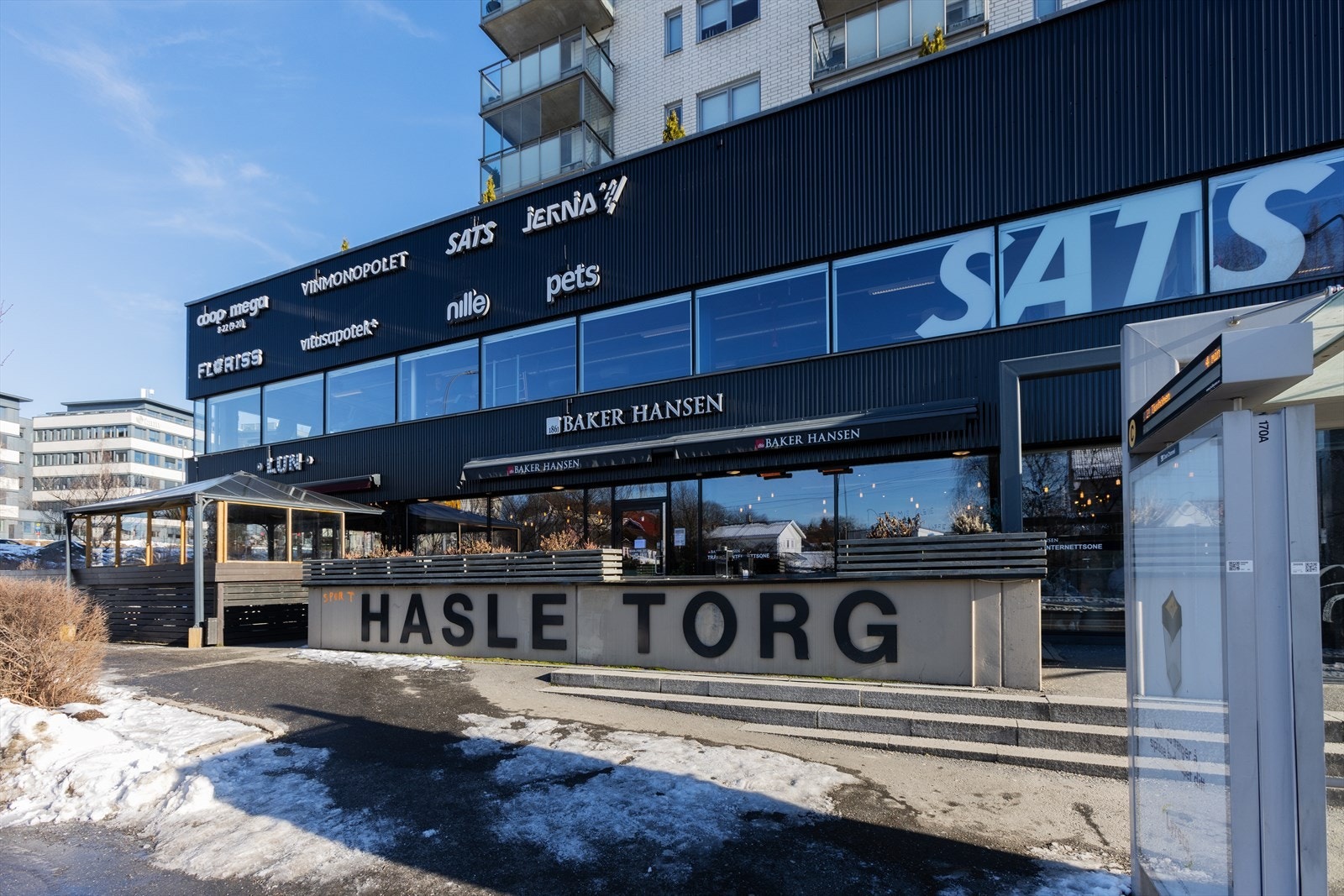 Hasle Torg ligger innen kort gange. Her finnes bl.a. Sats og vinmonopolet og Coop Mega Galleribilde