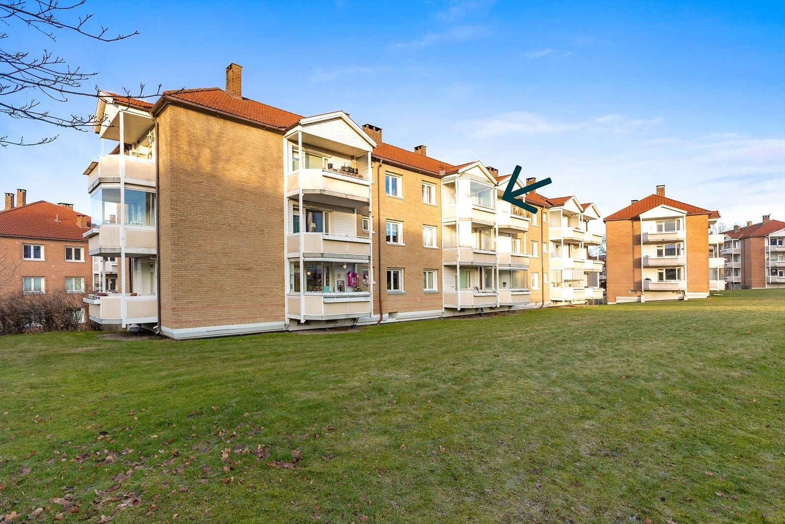 Leiligheten har en fin beliggenhet i byggets toppetasje med fin utsikt over borettslagets velstelte grøntområder Galleribilde